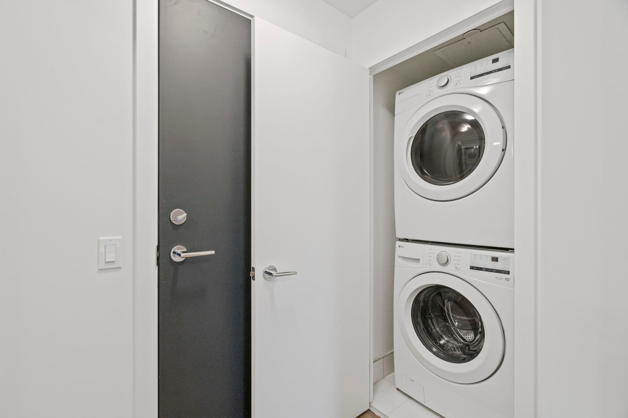 250 Lawrence Ave W Unit 801 Toronto, ON M5M 1B1