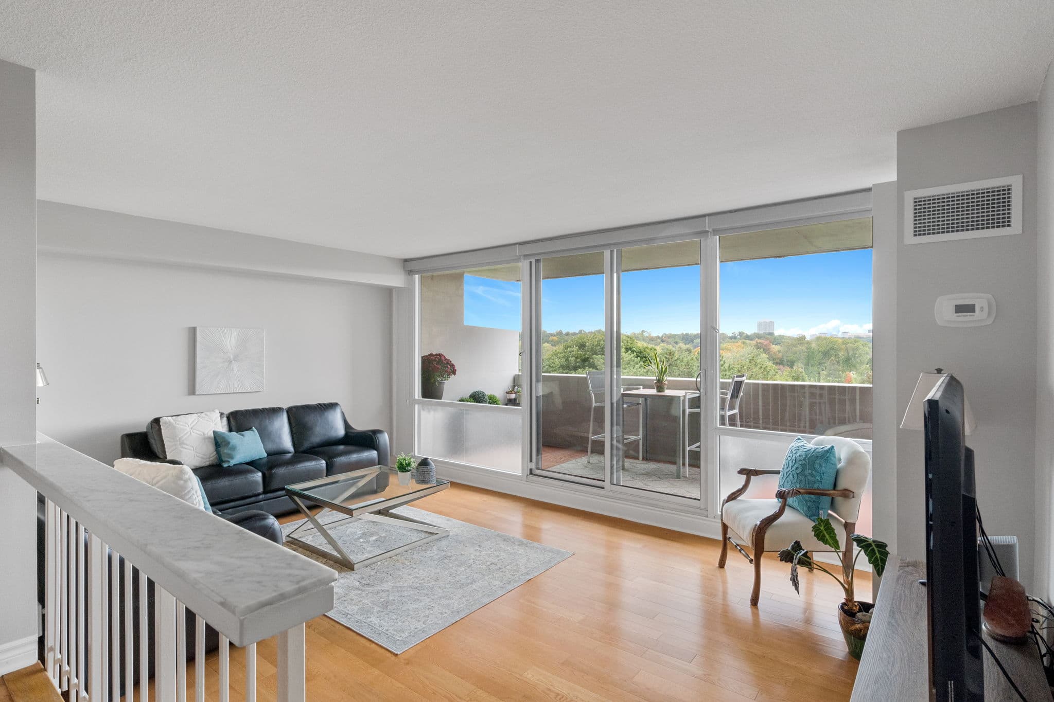 250 Scarlett Rd Unit 713 Toronto, ON M6N 4X5