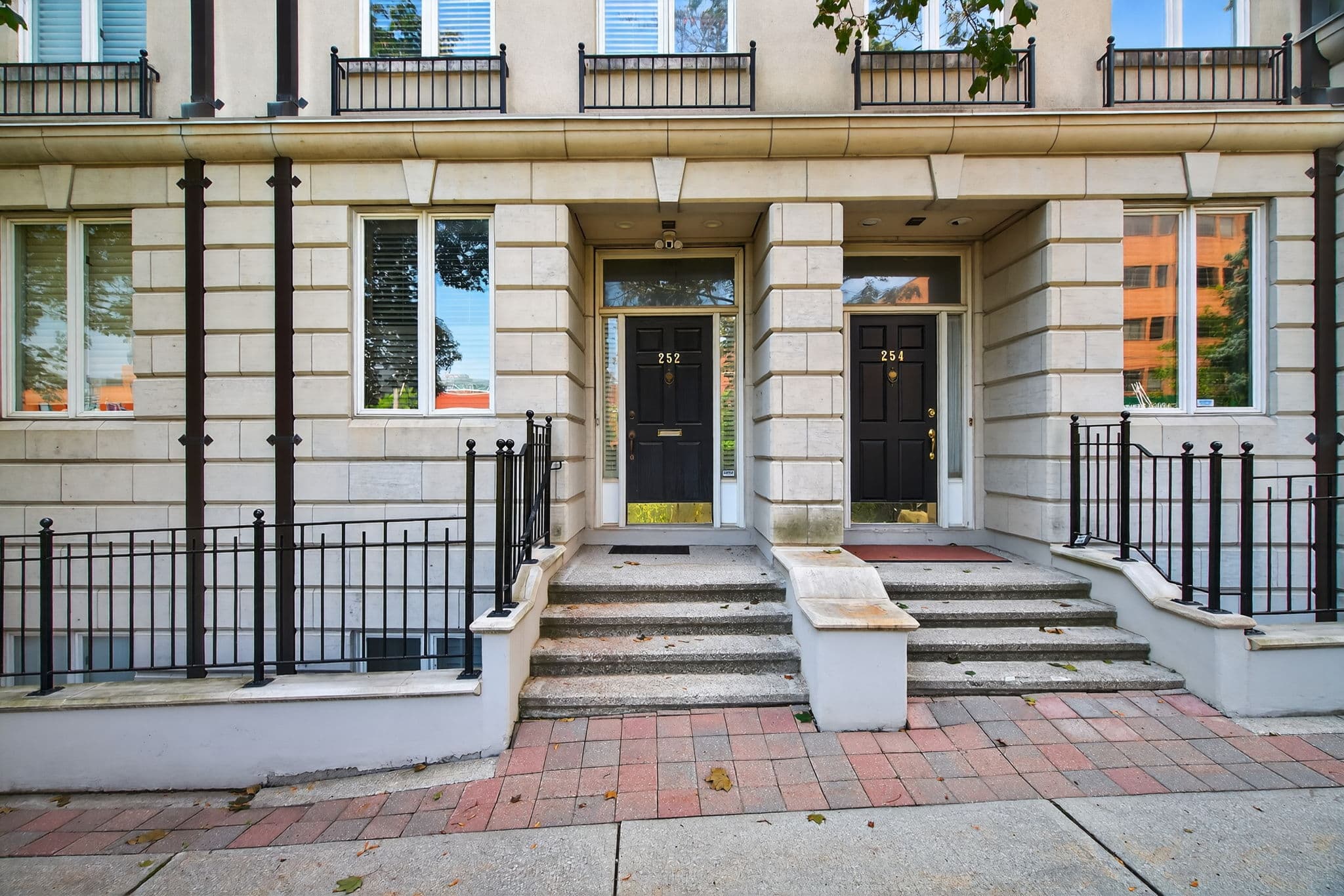 252 Spadina Rd Toronto, ON M5R 2V1