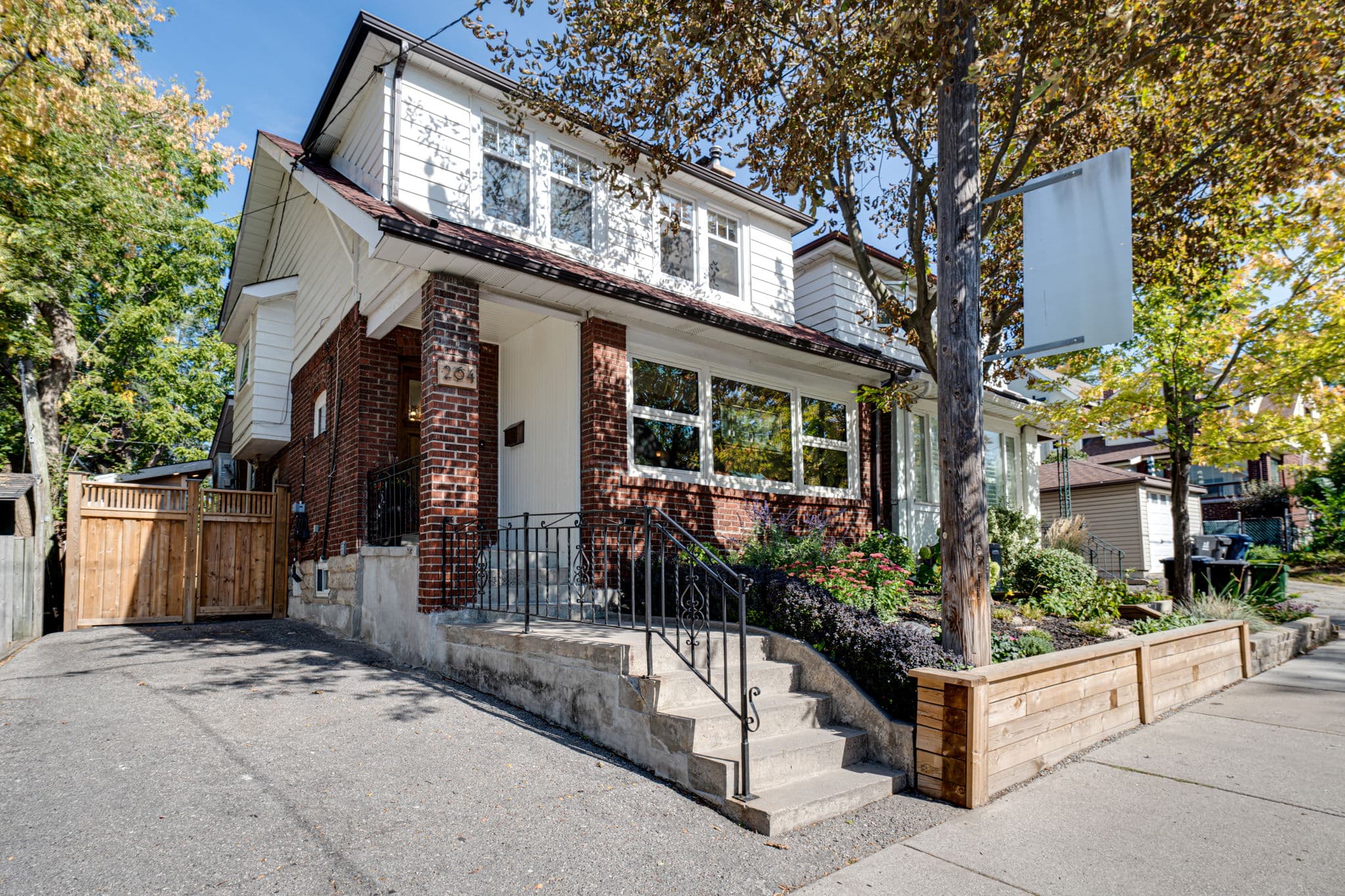 264 Benson Ave Toronto, ON M6G 2J8