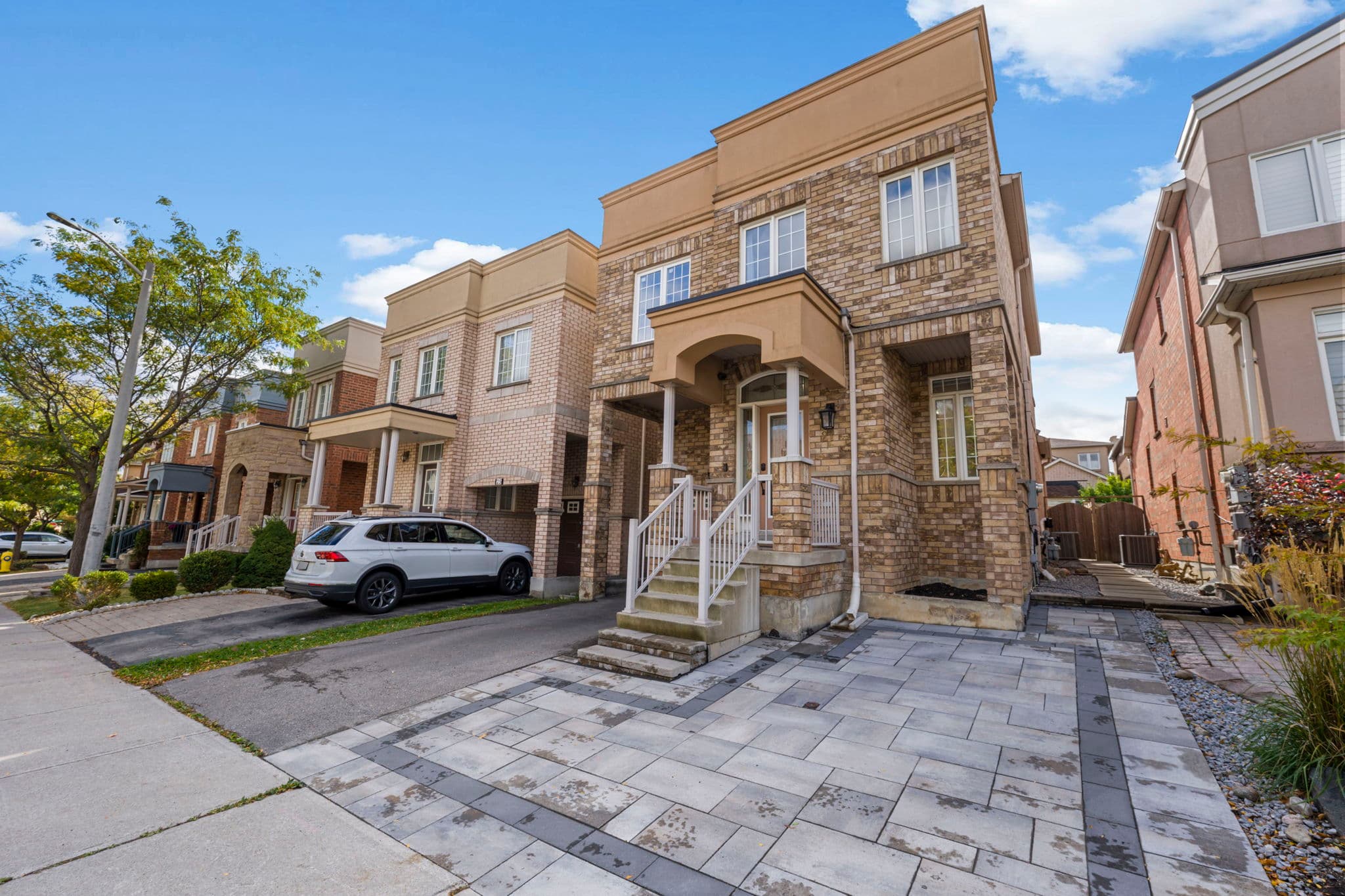 27 Balsamwood Rd Vaughan, ON L4J 9E2