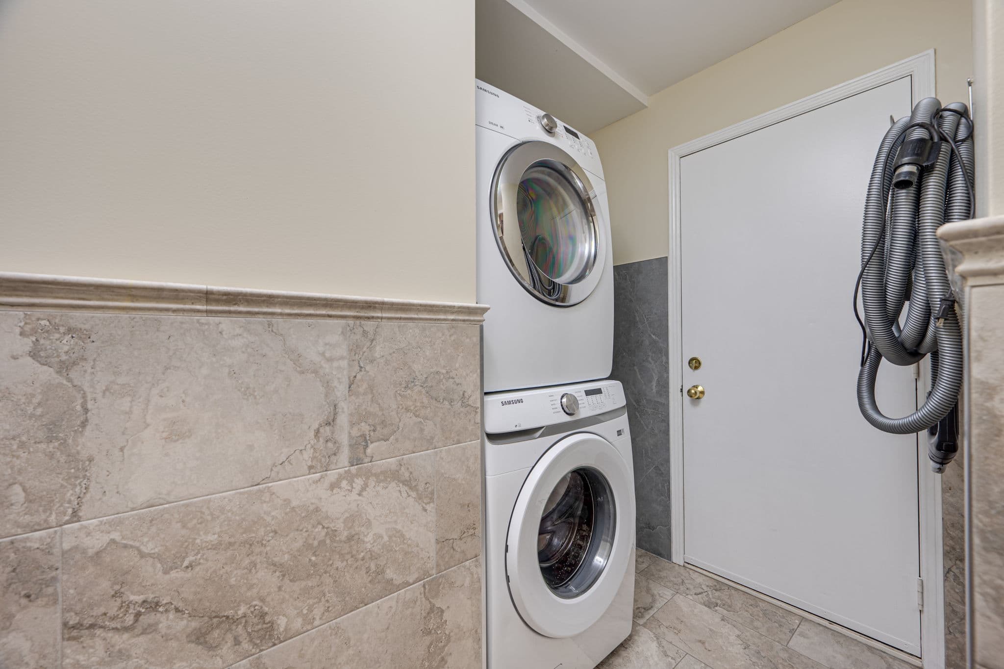 27 Doris Crescent Newmarket, ON L3Y