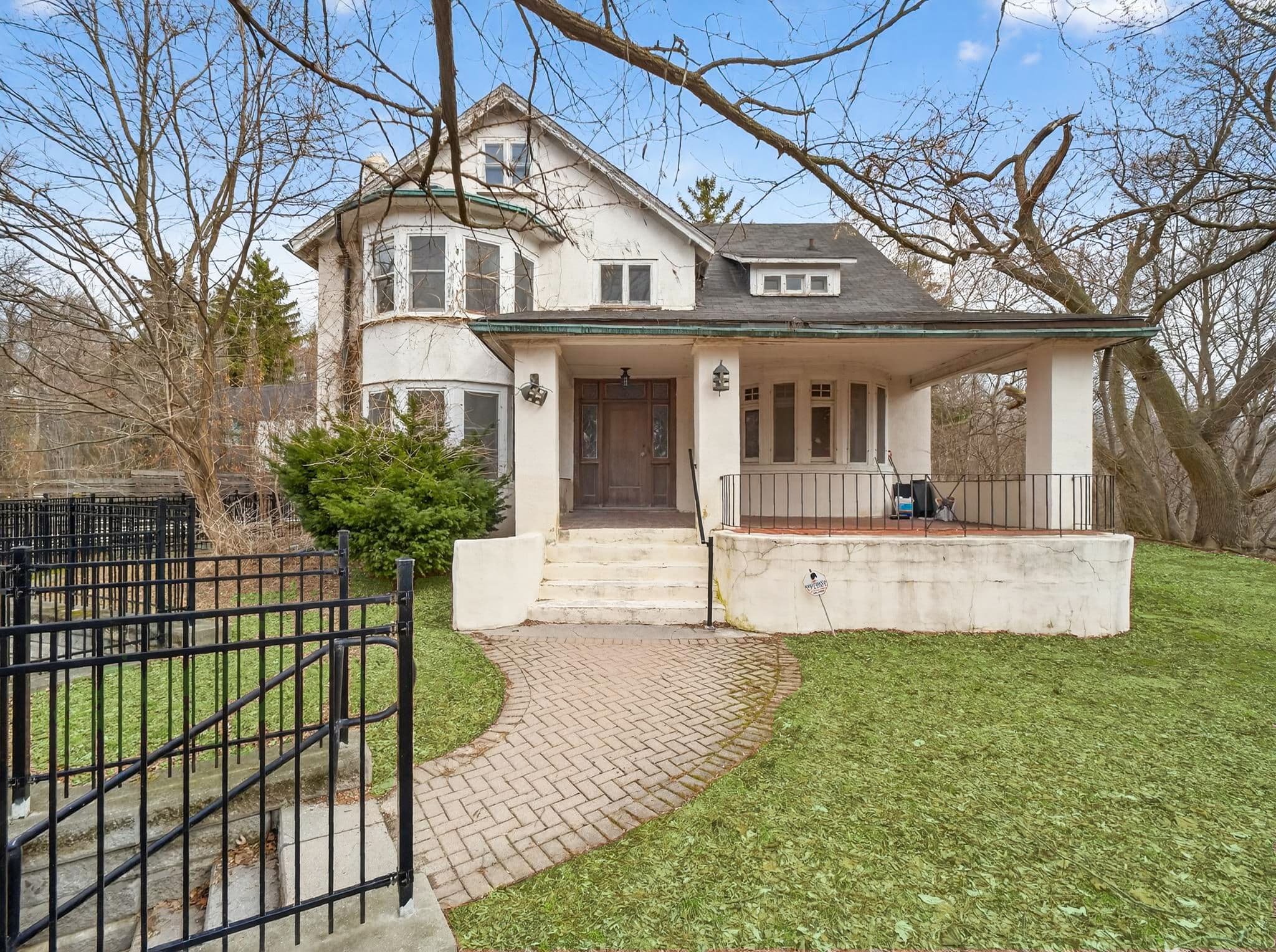 27 Old Yonge St Toronto, ON M2P 1P6