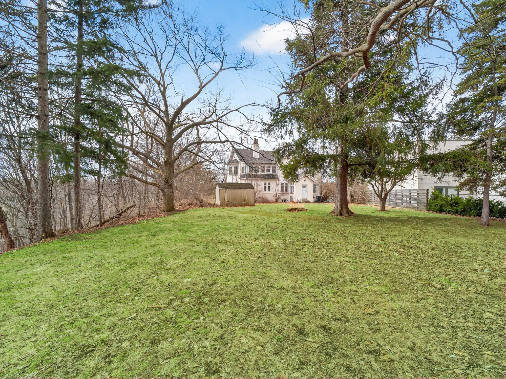 27 Old Yonge St Toronto, ON M2P 1P6