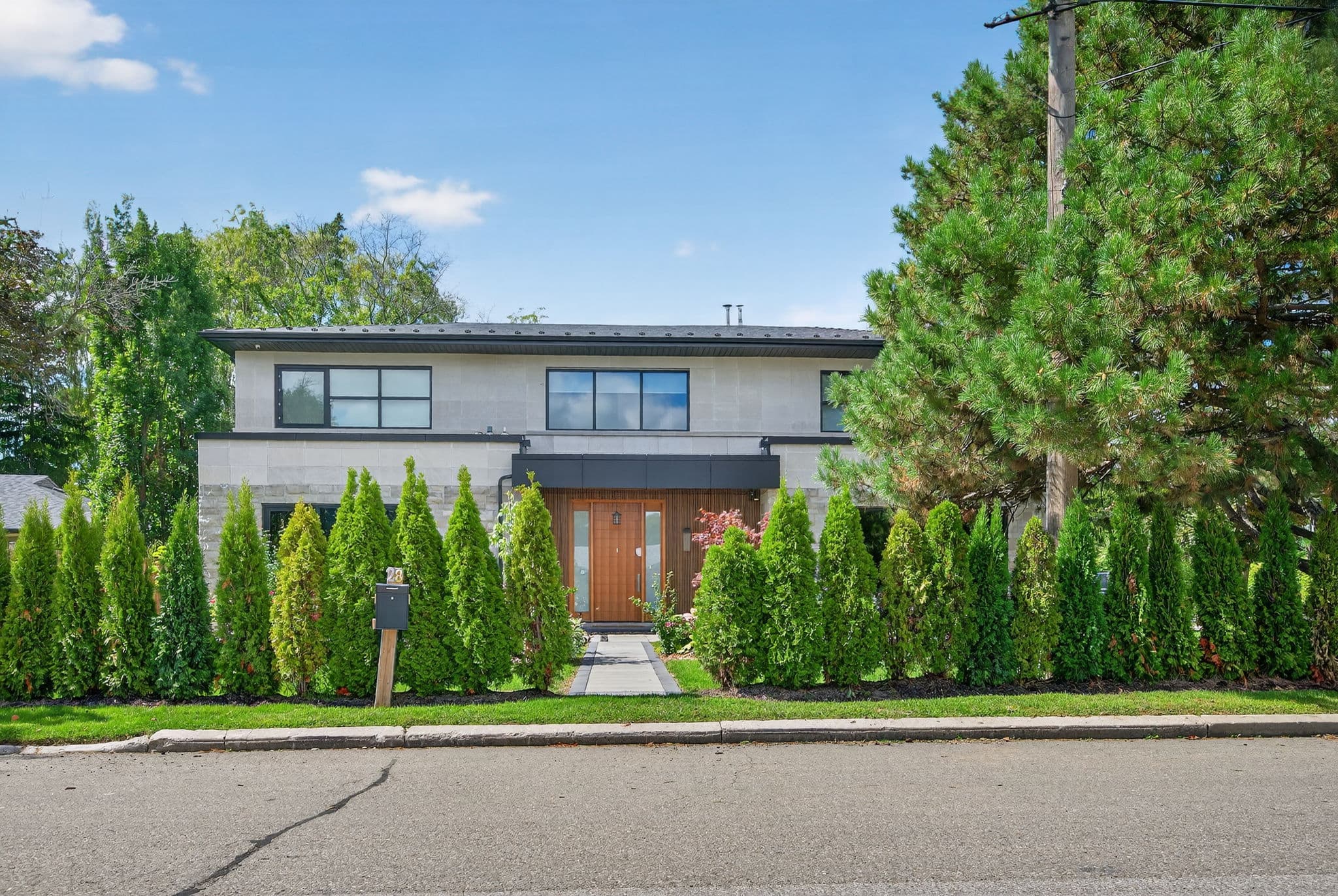 28 Brian Cliff Dr Toronto, ON M3B 2G2