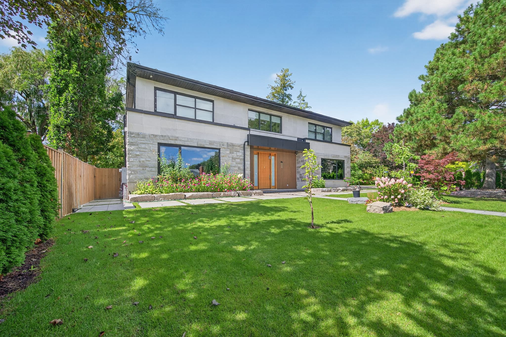28 Brian Cliff Dr Toronto, ON M3B 2G2