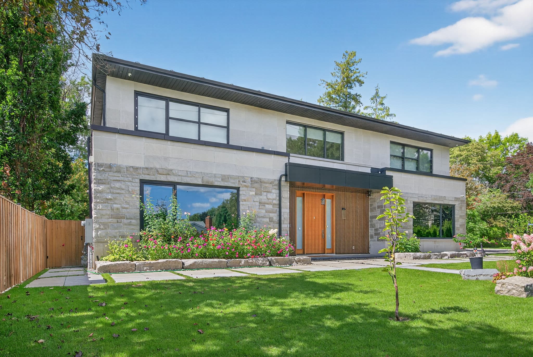 28 Brian Cliff Dr Toronto, ON M3B 2G2