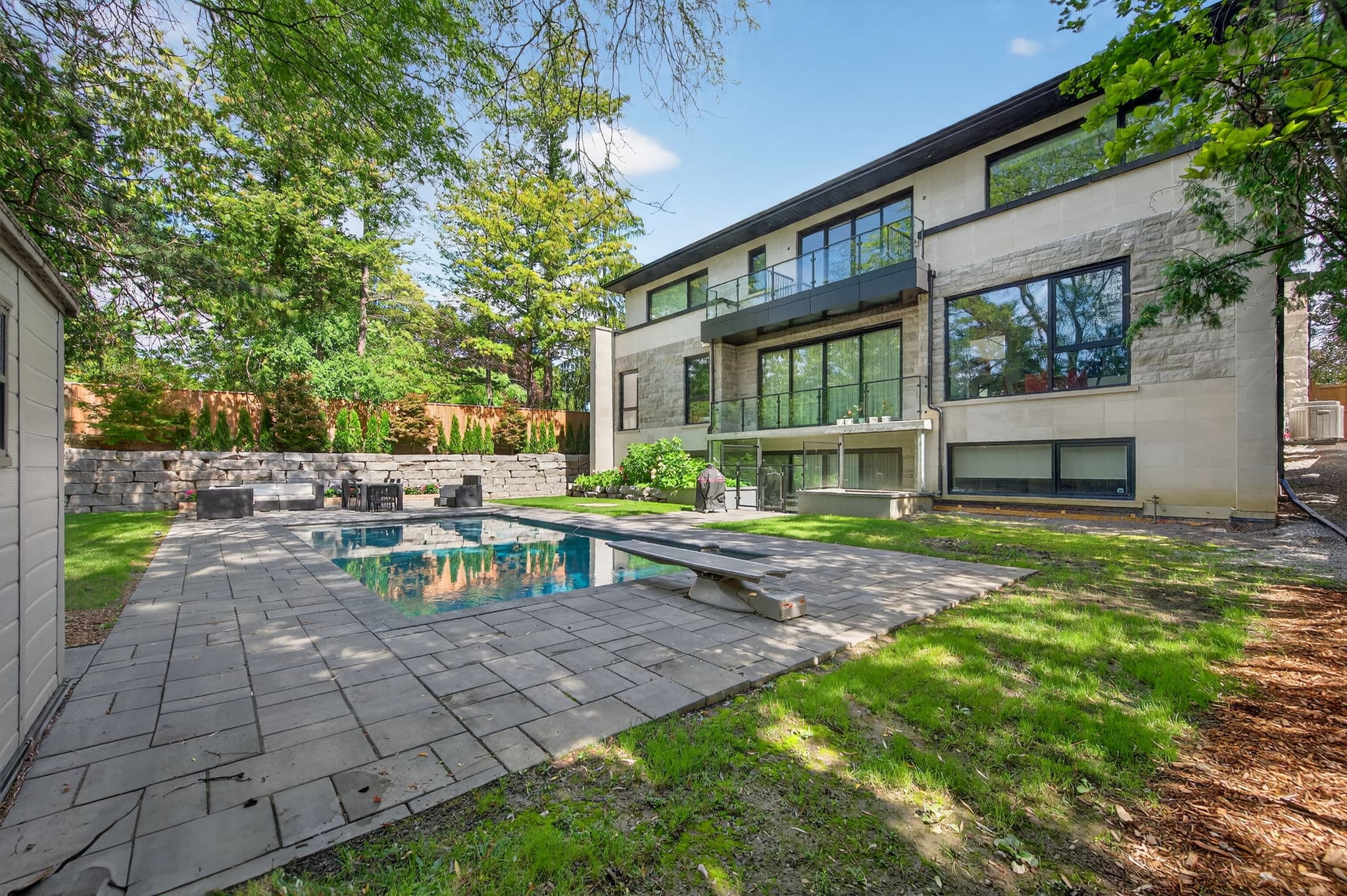 28 Brian Cliff Dr Toronto, ON M3B 2G2