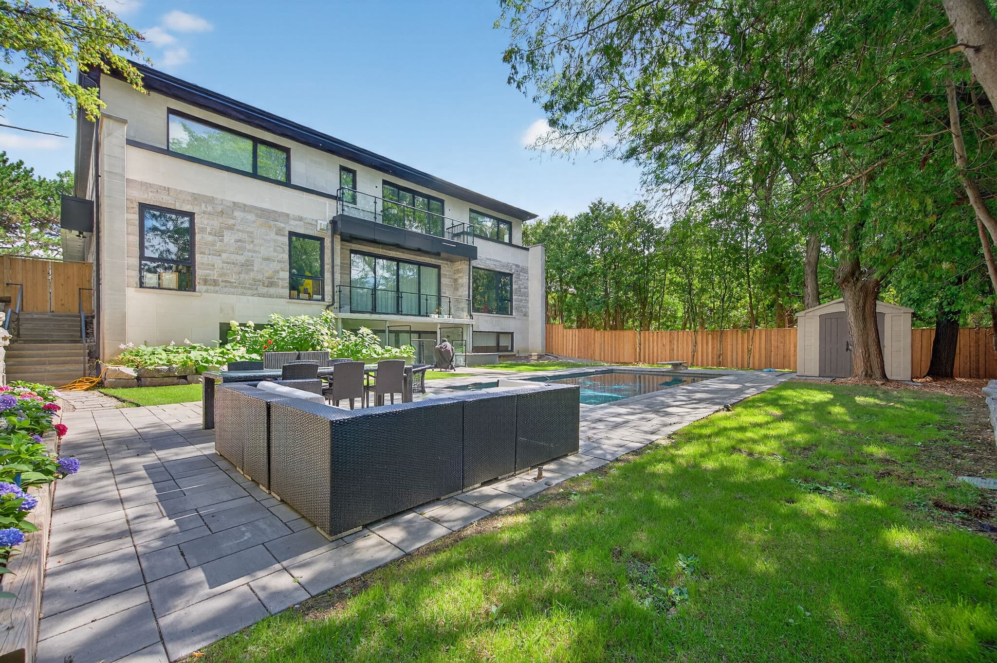 28 Brian Cliff Dr Toronto, ON M3B 2G2