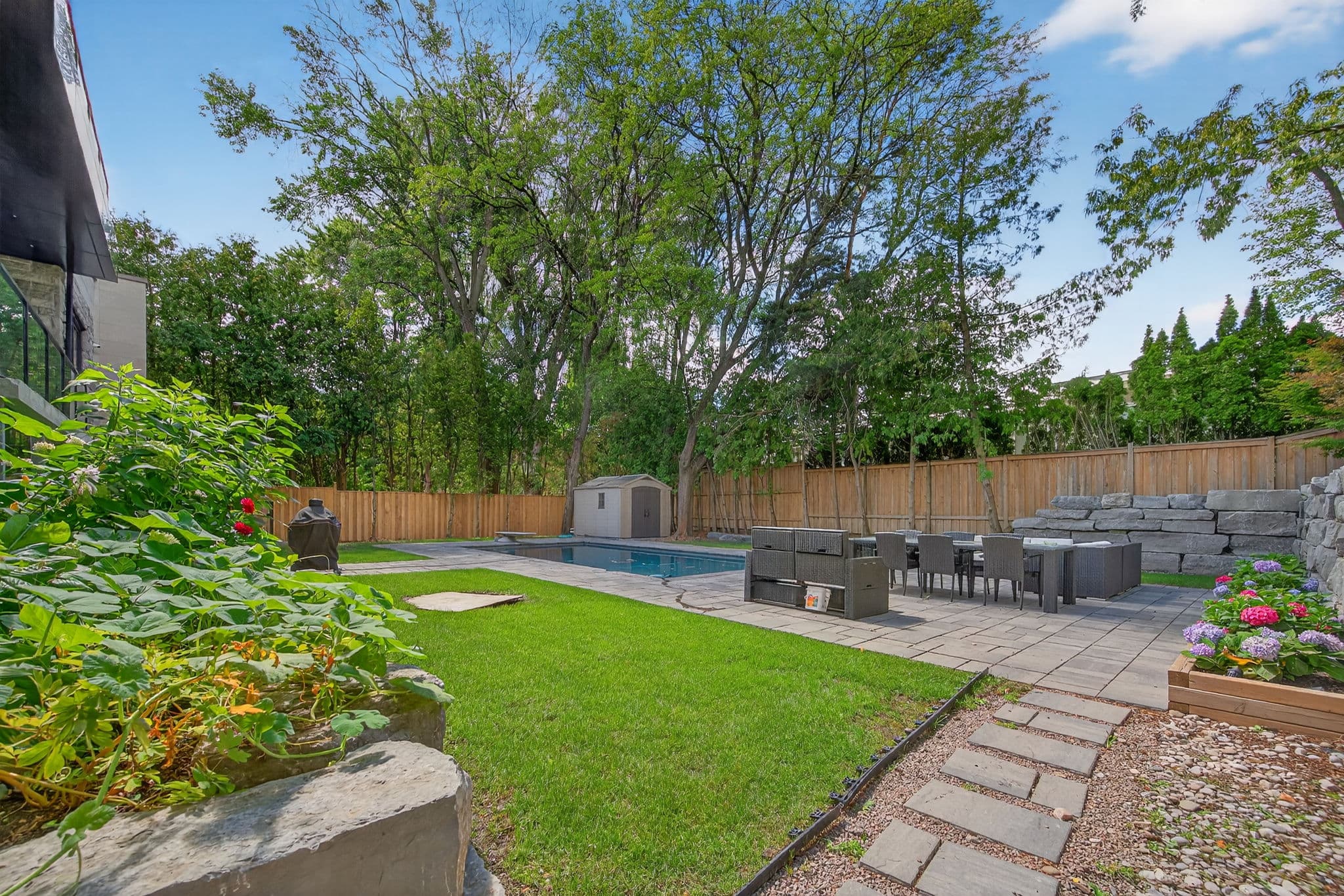 28 Brian Cliff Dr Toronto, ON M3B 2G2