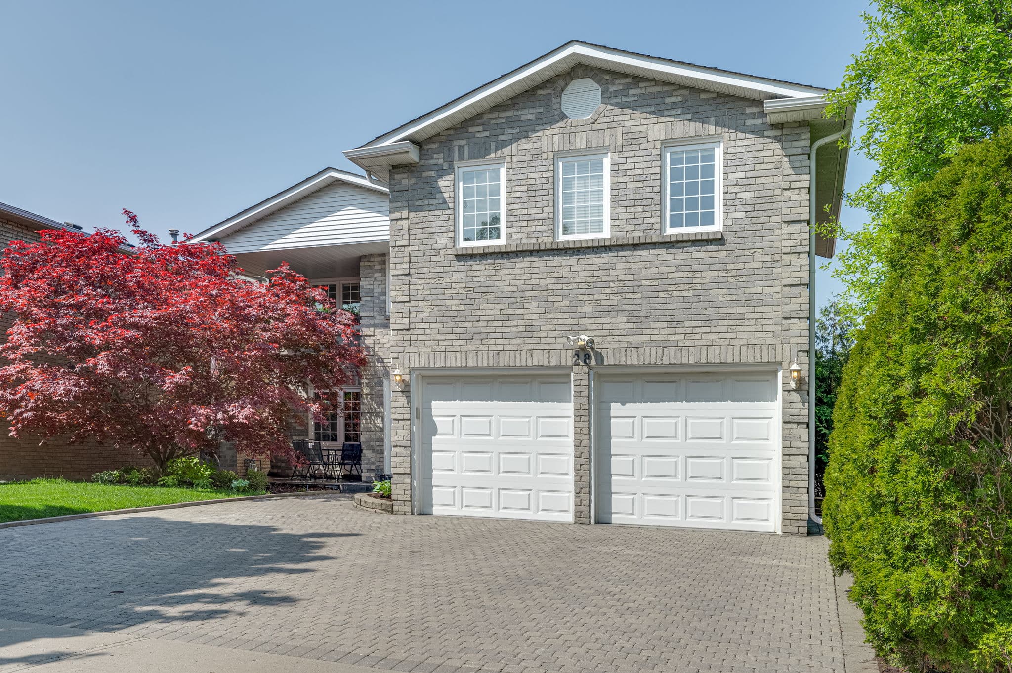 28 Dunvegan Dr Richmond Hill, ON L4C 6K1