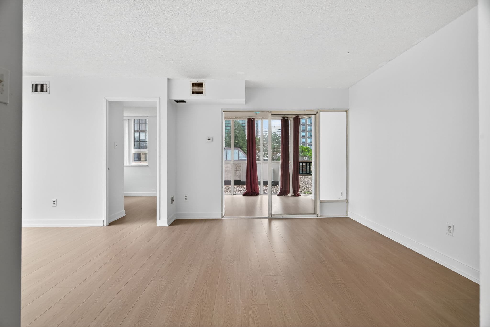 285 Enfield Pl Unit 210 Mississauga, ON L5B 3Y6