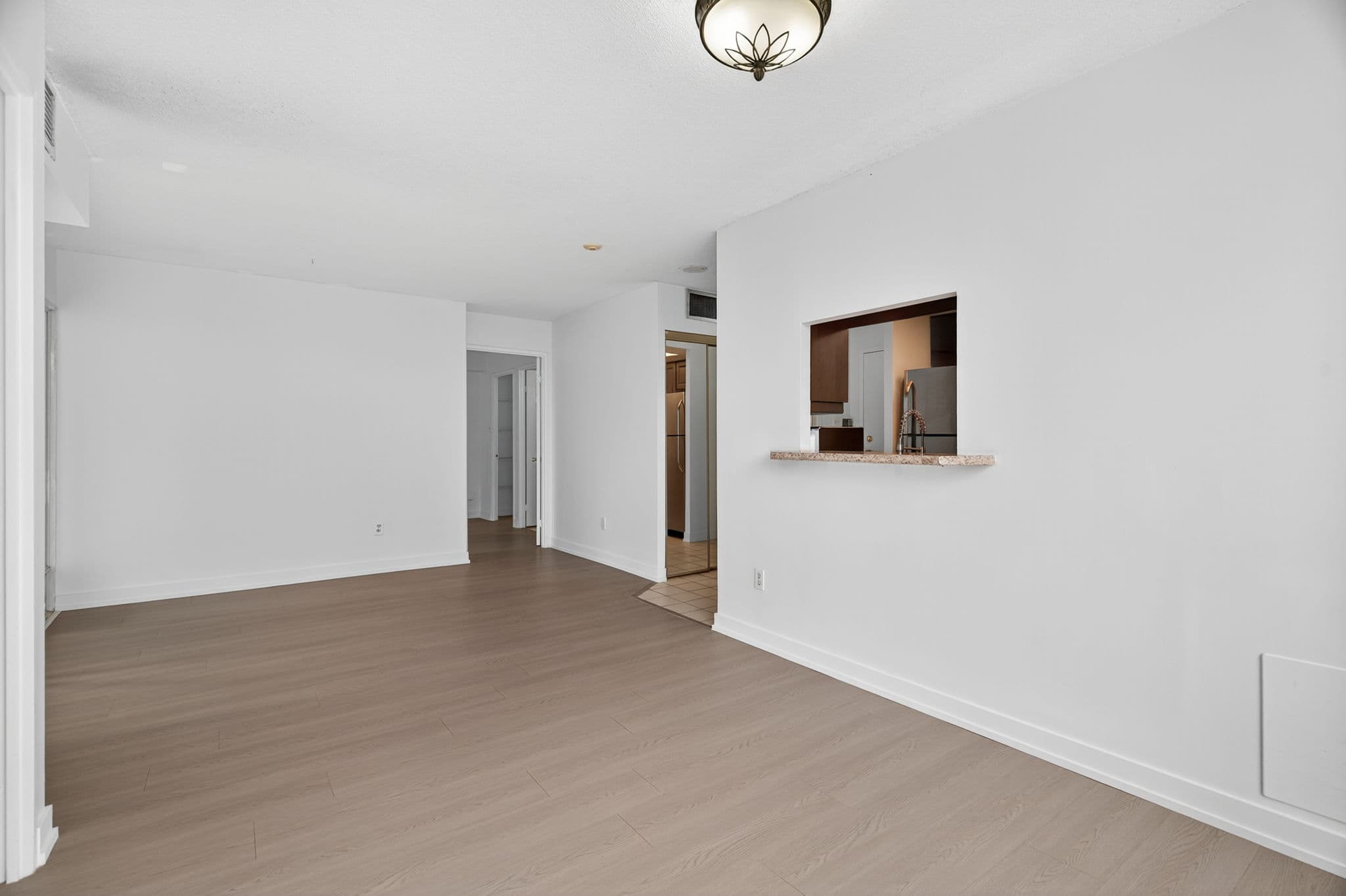 285 Enfield Pl Unit 210 Mississauga, ON L5B 3Y6