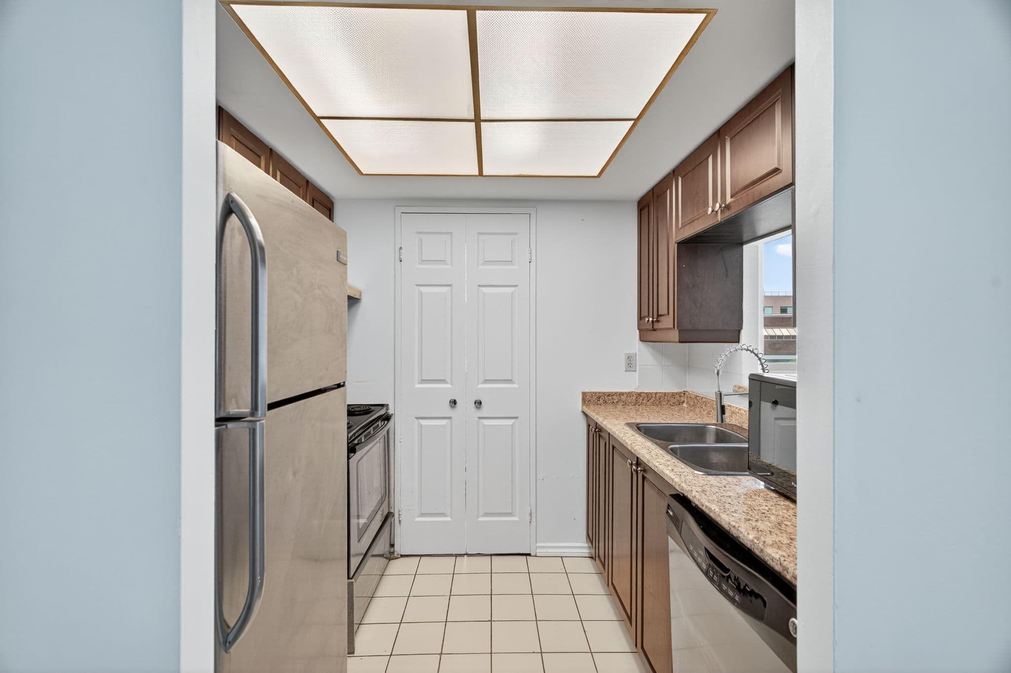 285 Enfield Pl Unit 210 Mississauga, ON L5B 3Y6