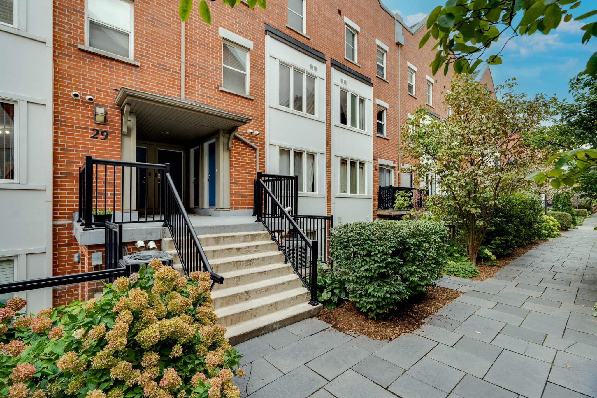 29 Frances Loring Ln 3 Toronto, ON M4M 3G2