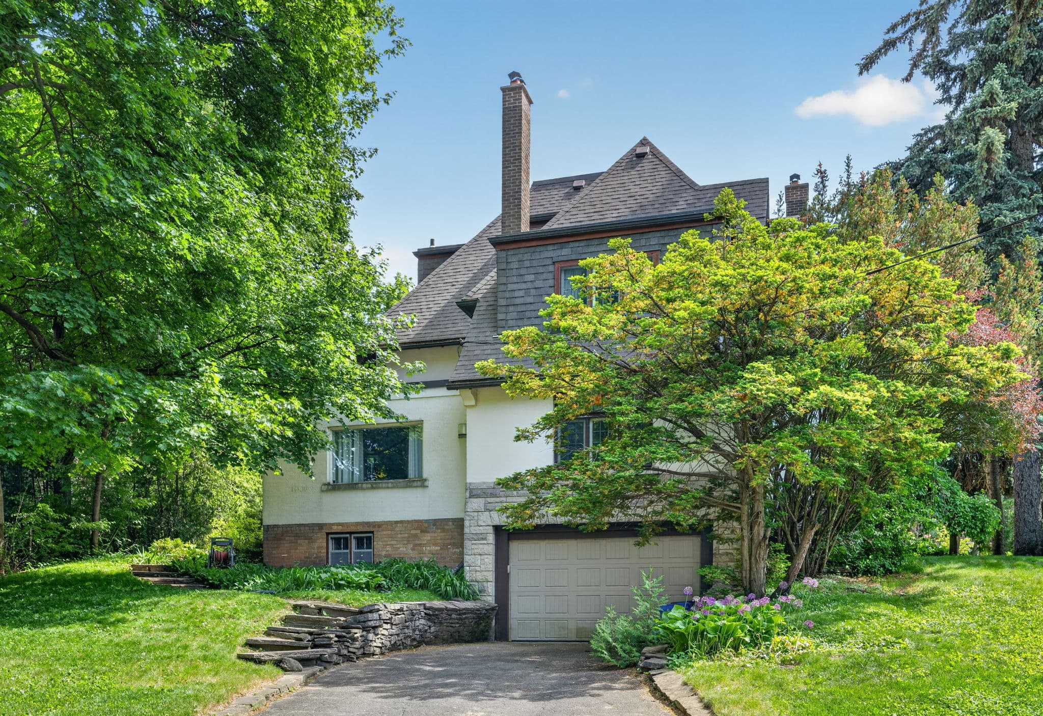 29 Strathgowan Crescent Toronto, ON M4N 2Z6