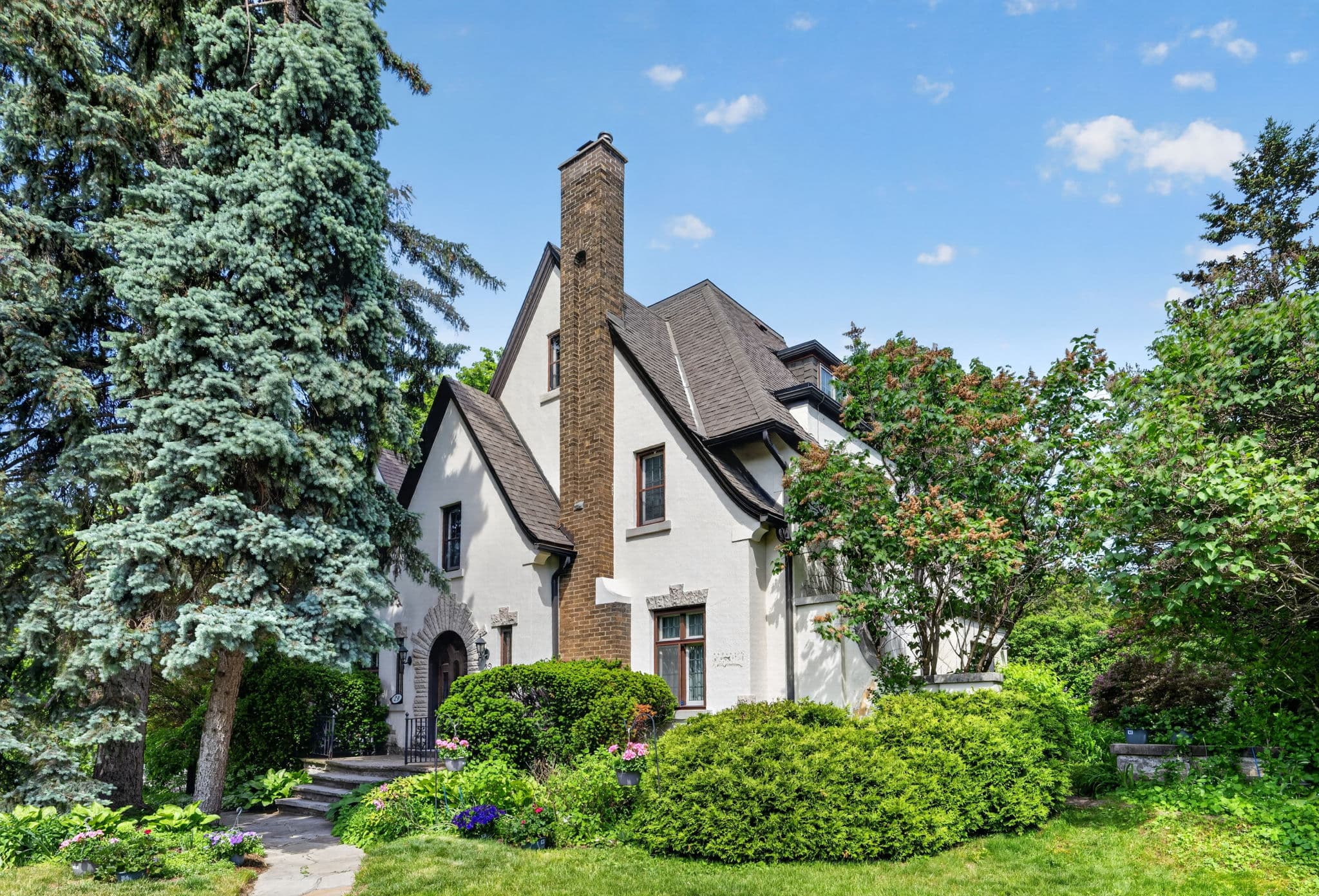 29 Strathgowan Crescent Toronto, ON M4N 2Z6