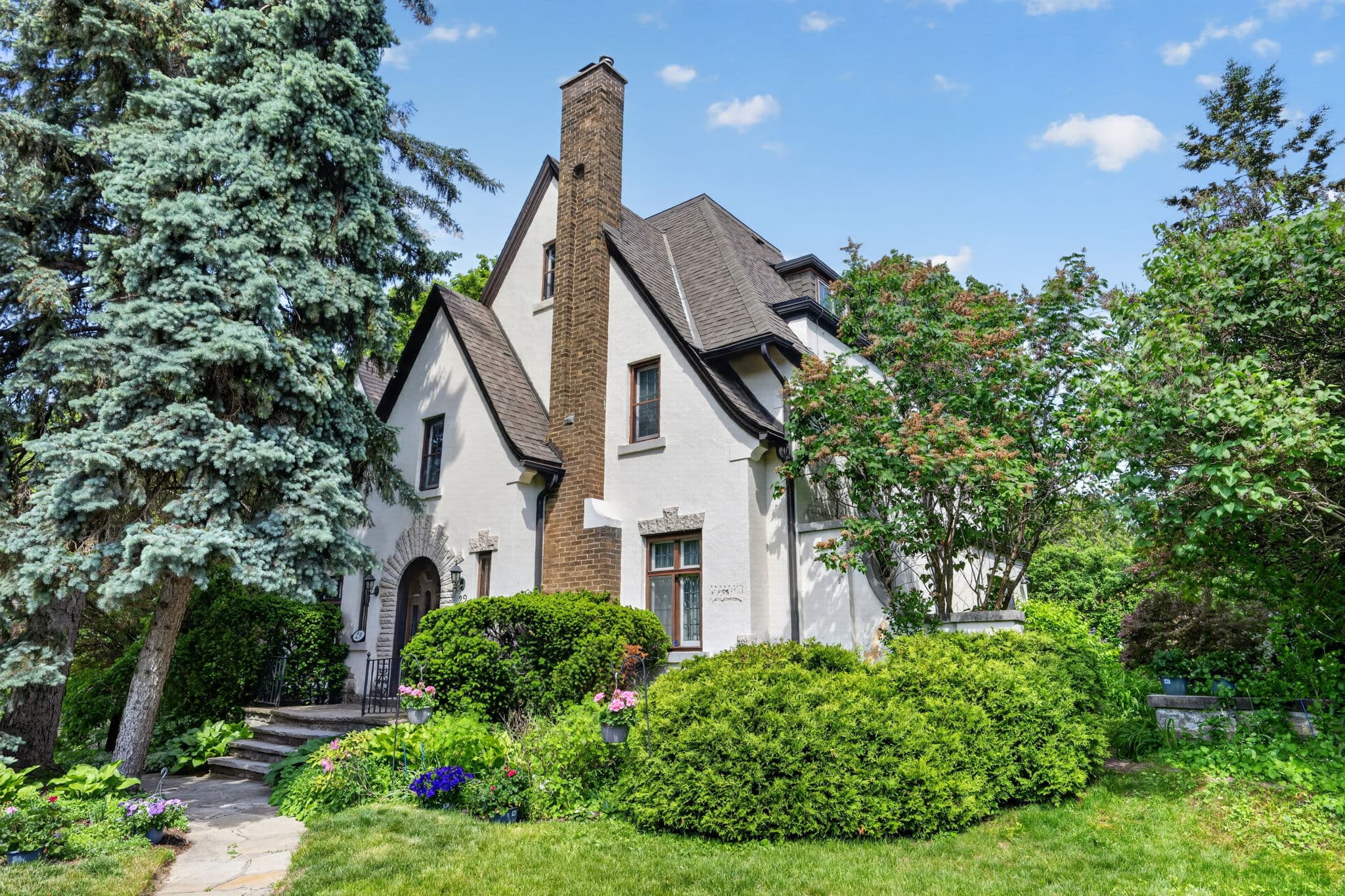 29 Strathgowan Crescent Toronto, ON M4N 2Z6