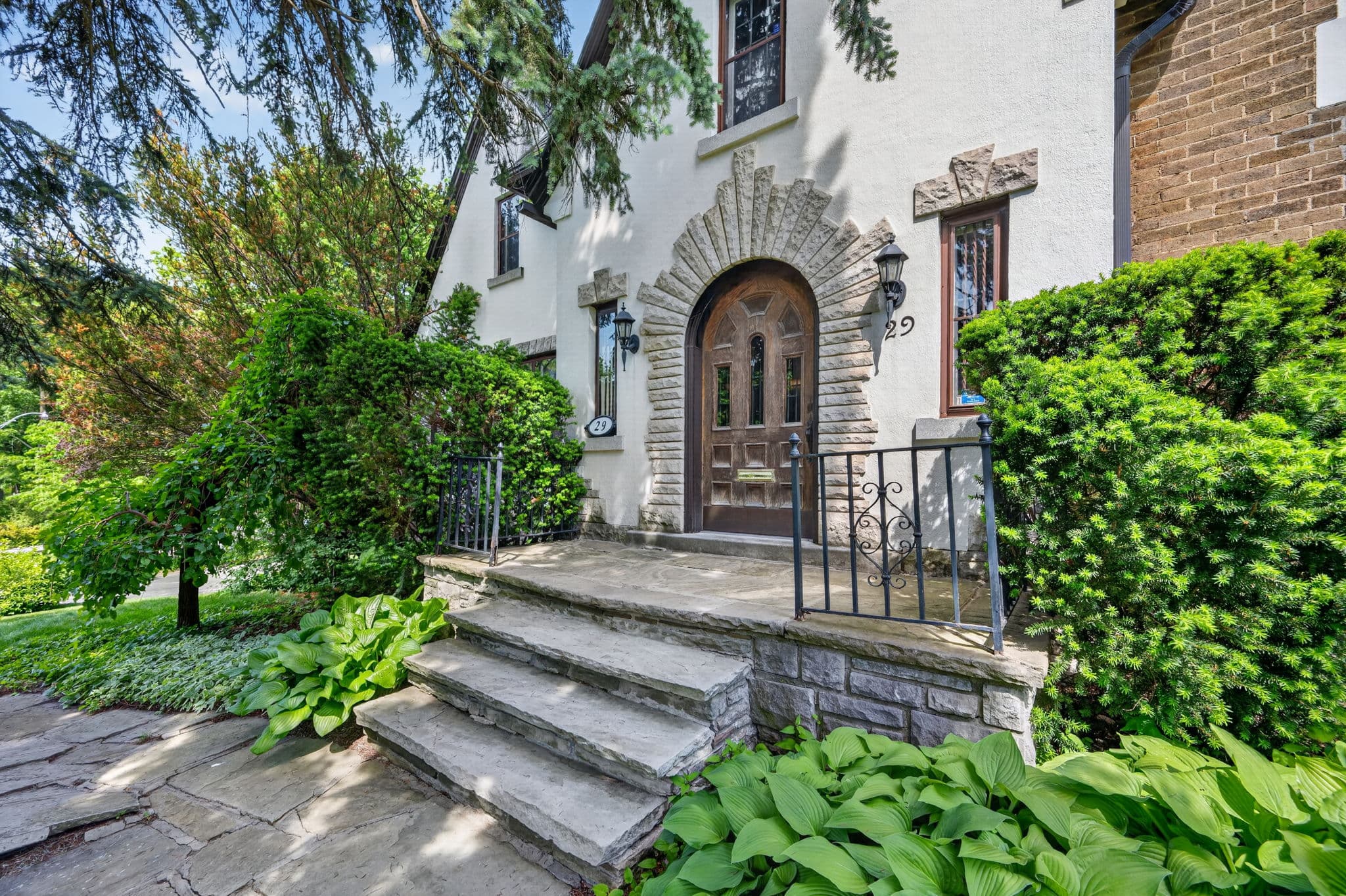 29 Strathgowan Crescent Toronto, ON M4N 2Z6