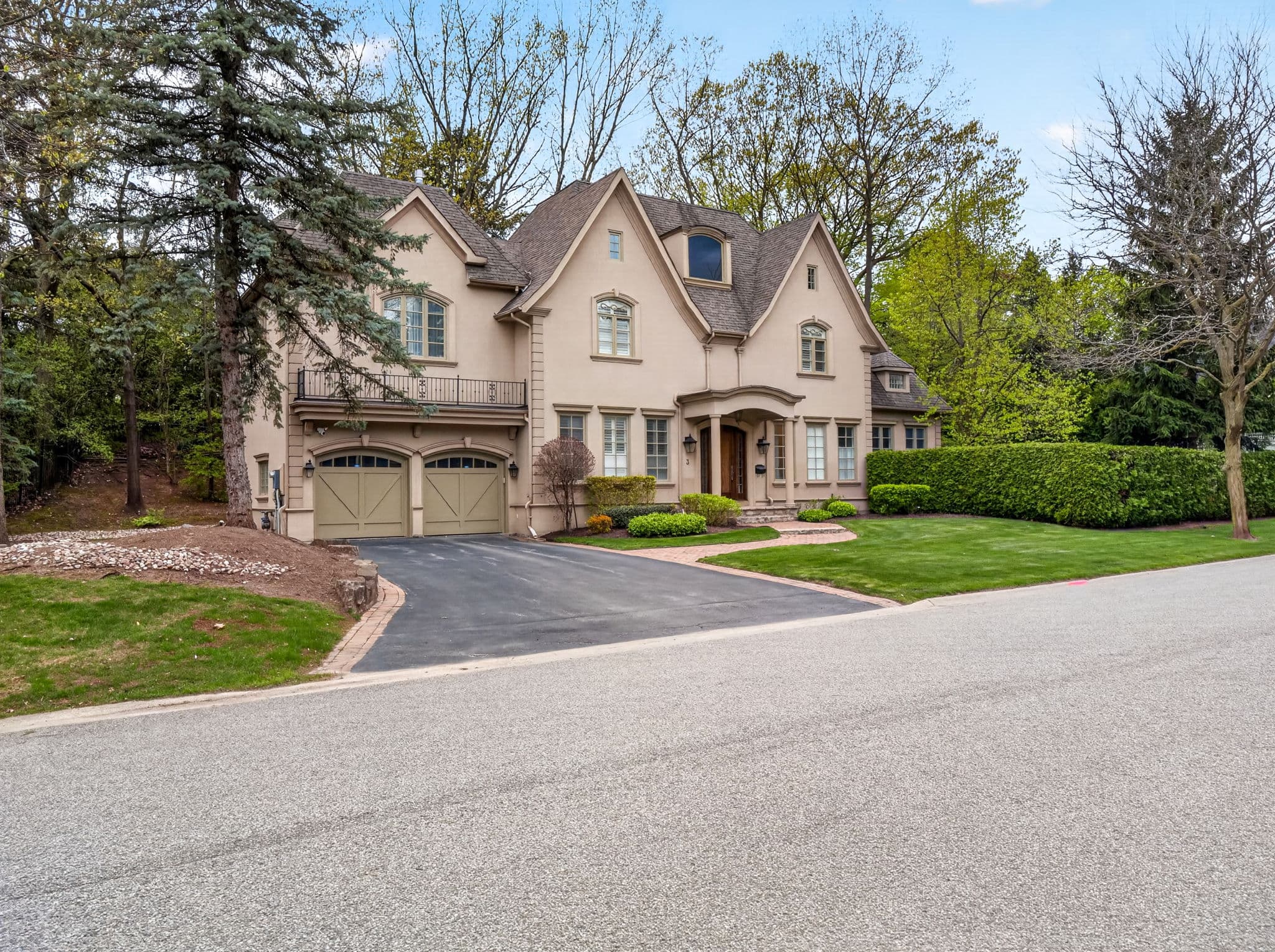 3 Legacy Ct Toronto, ON M2L 2Y7