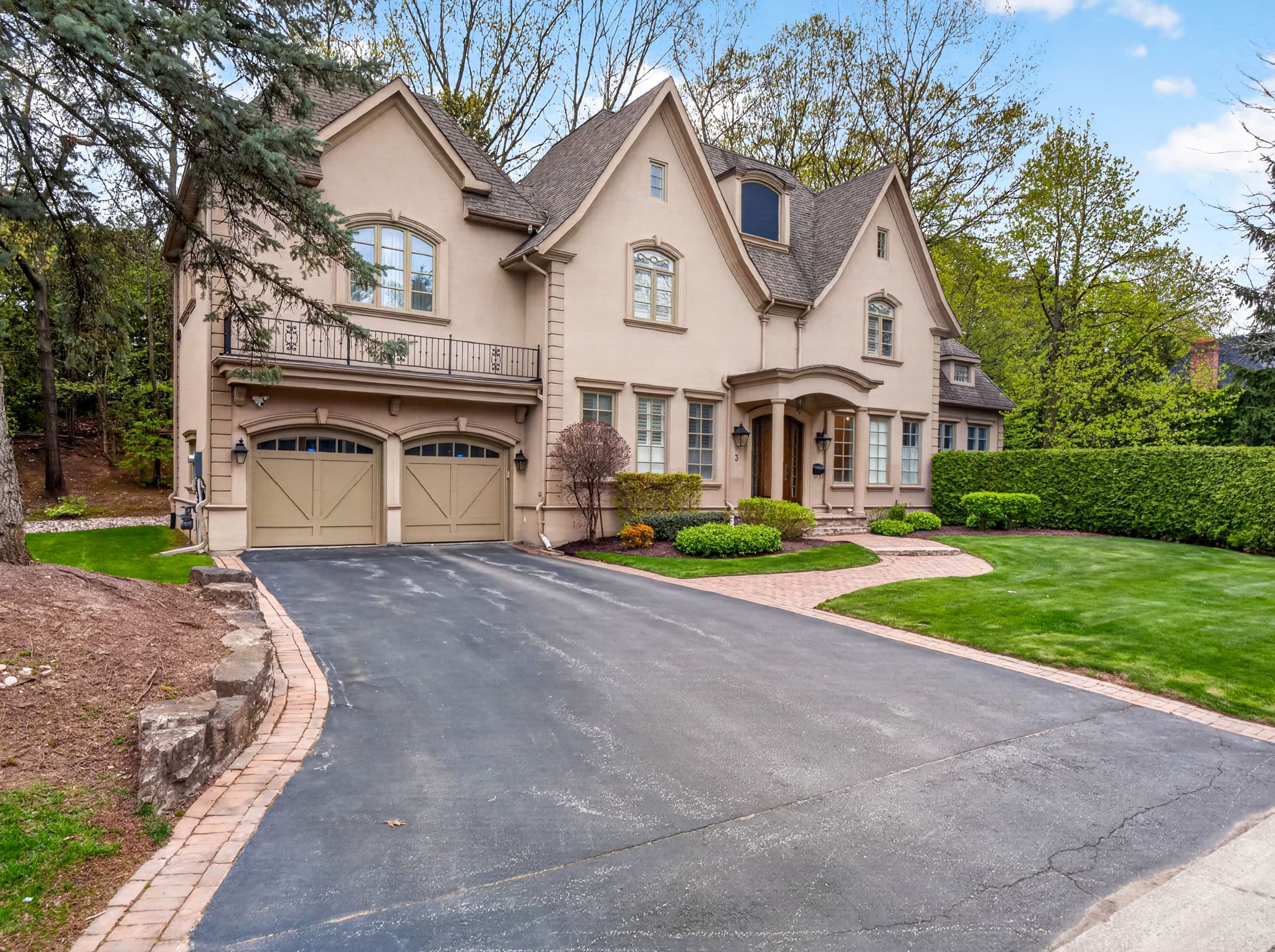 3 Legacy Ct Toronto, ON M2L 2Y7