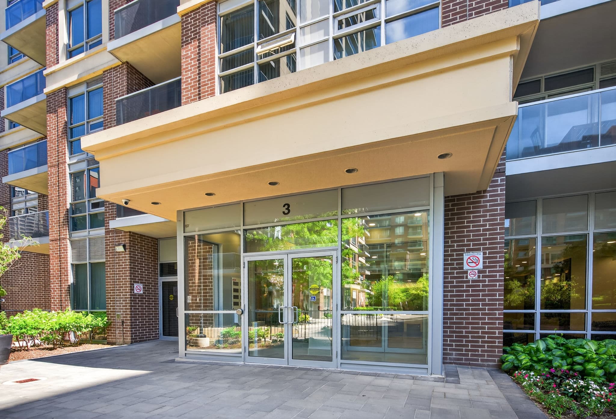 3 Michael Power Pl Unit 902 Toronto, ON M9A 0A2