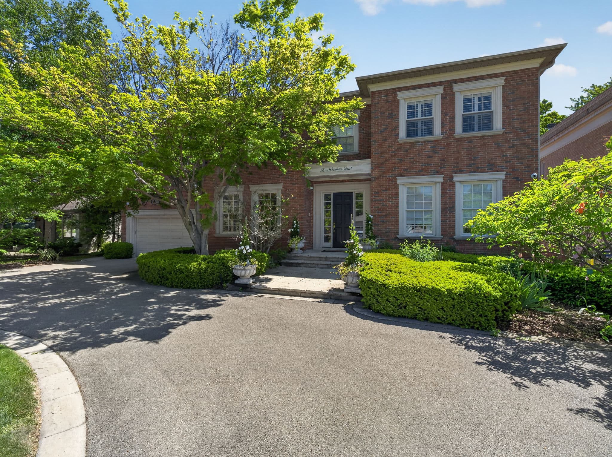 3 Vernham Ct Toronto, ON M2L 2B3