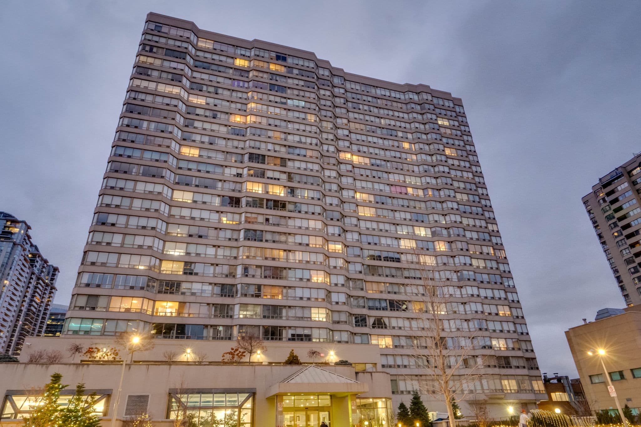 30 Greenfield Ave Unit 1705 Toronto, ON M2N 6N3