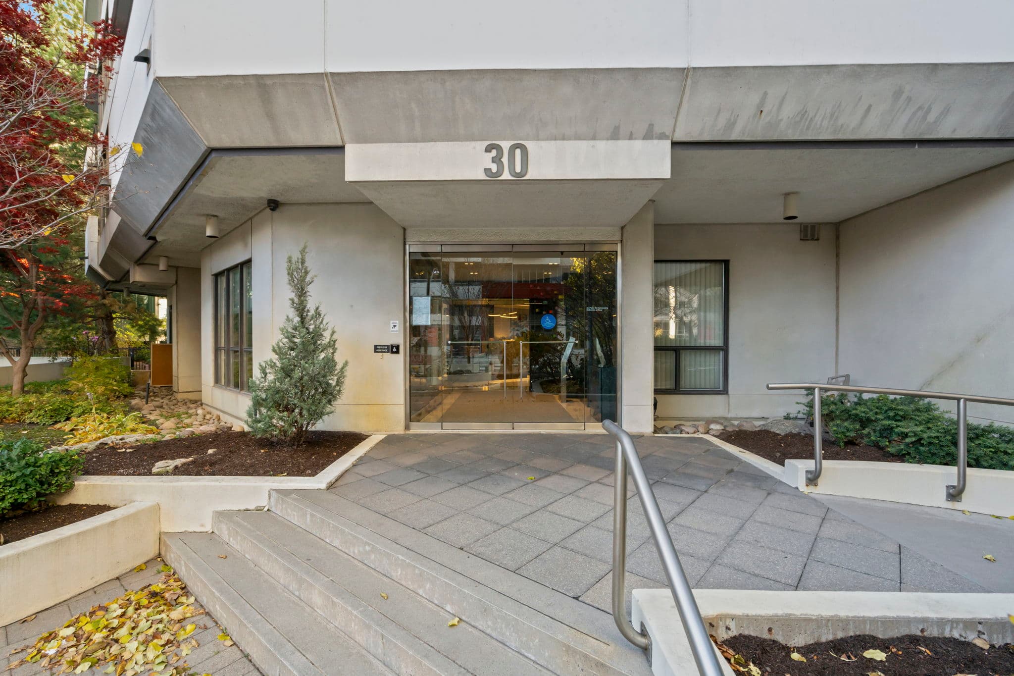 30 Holly St Unit 1002 Toronto, ON M4S 3C2