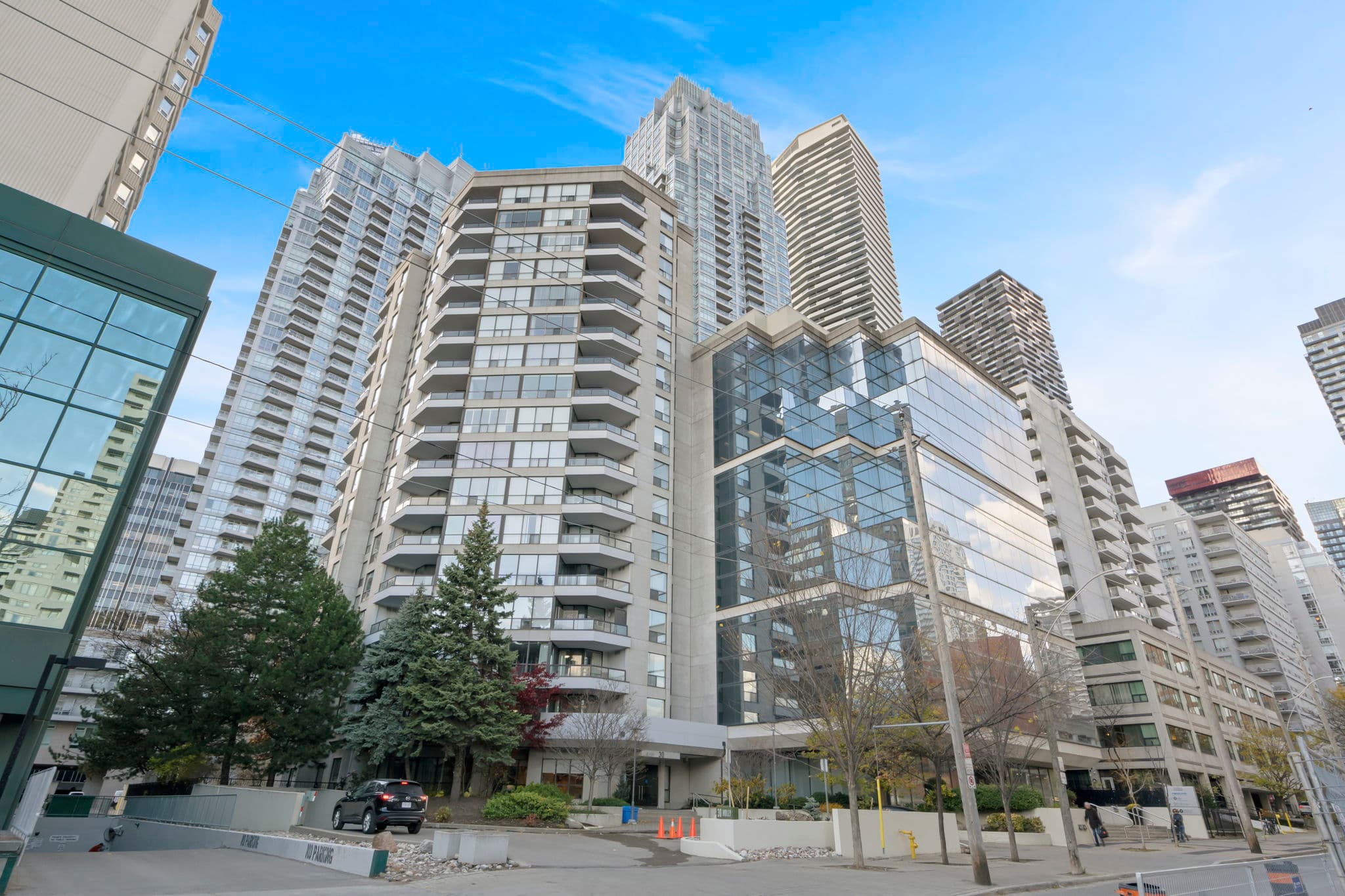 30 Holly St Unit 1002 Toronto, ON M4S 3C2