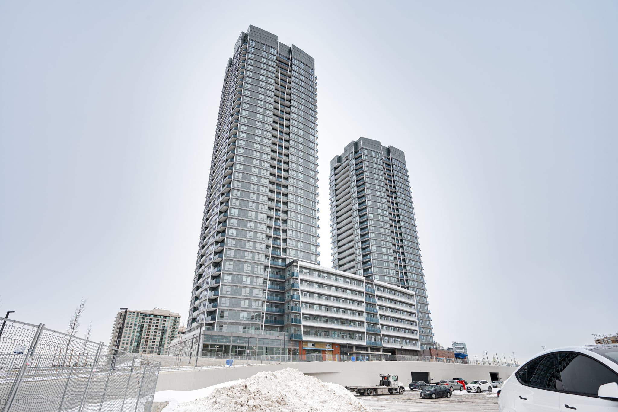 30 Upper Mall Wy Unit PH 02- Building A Vaughan, ON L4J 0L7