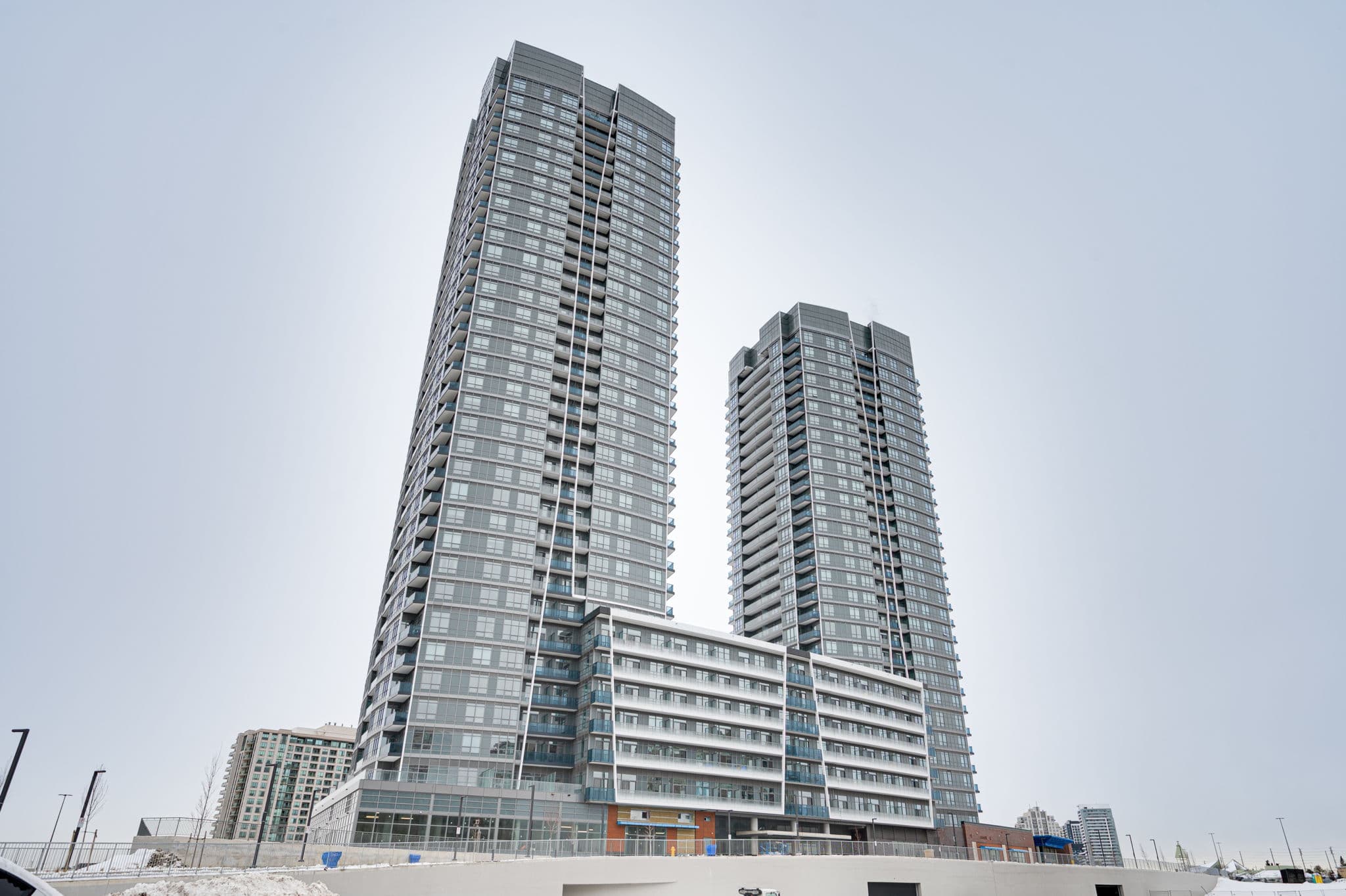 30 Upper Mall Wy Unit PH 02- Building A Vaughan, ON L4J 0L7