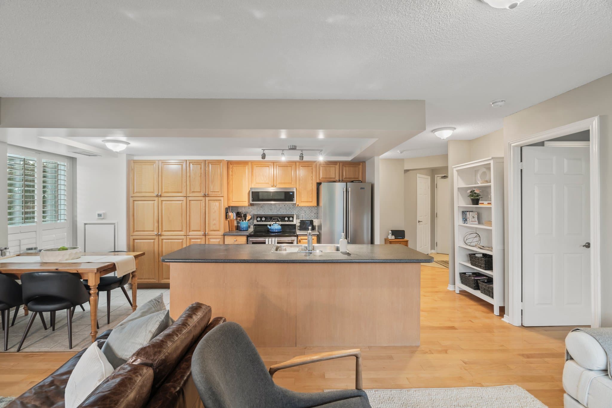 300 Balliol St Suite 412 Toronto, ON M4S 3G6