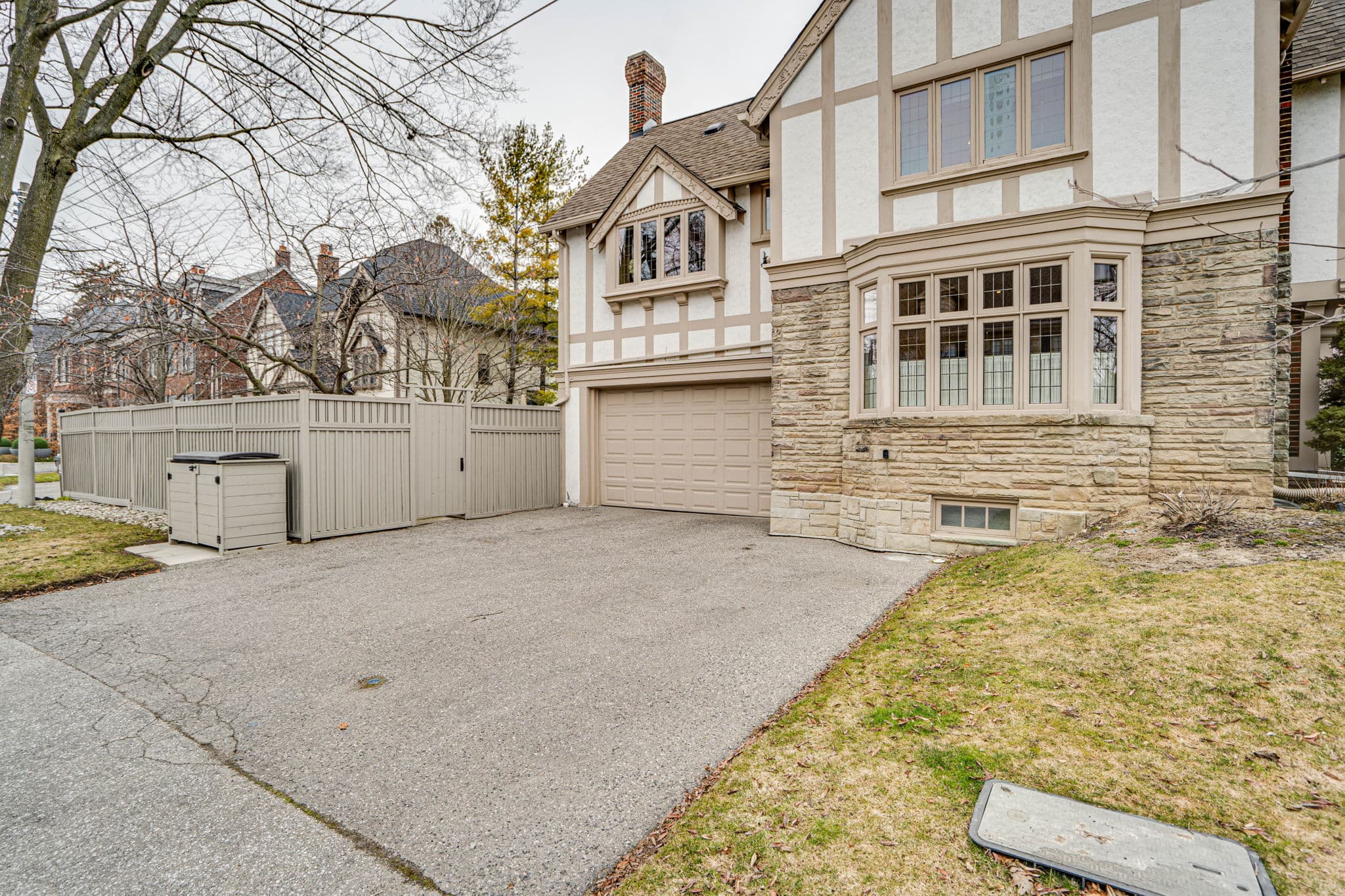300 Vesta Dr Toronto, ON M5P 3A3