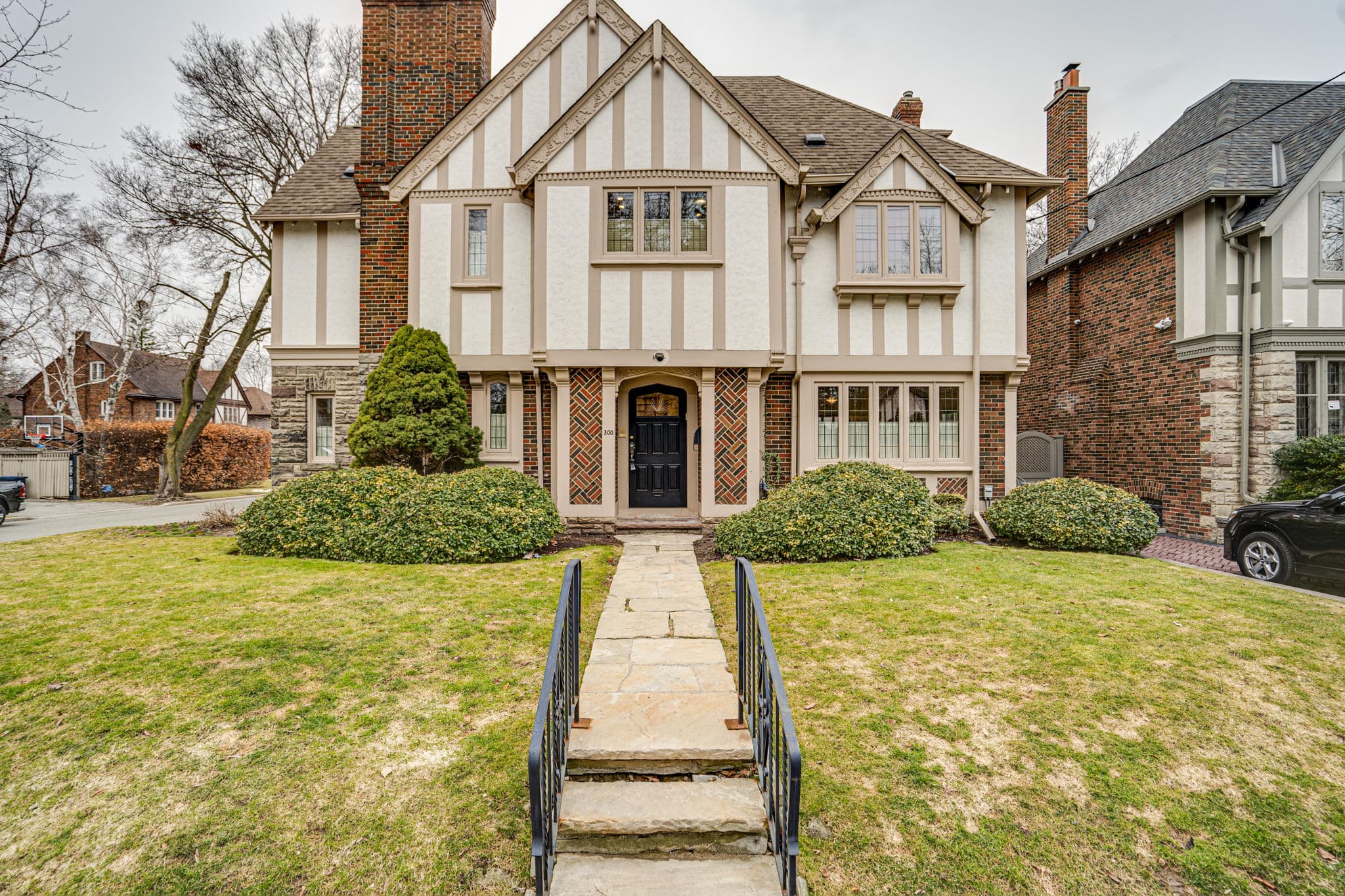 300 Vesta Dr Toronto, ON M5P 3A3