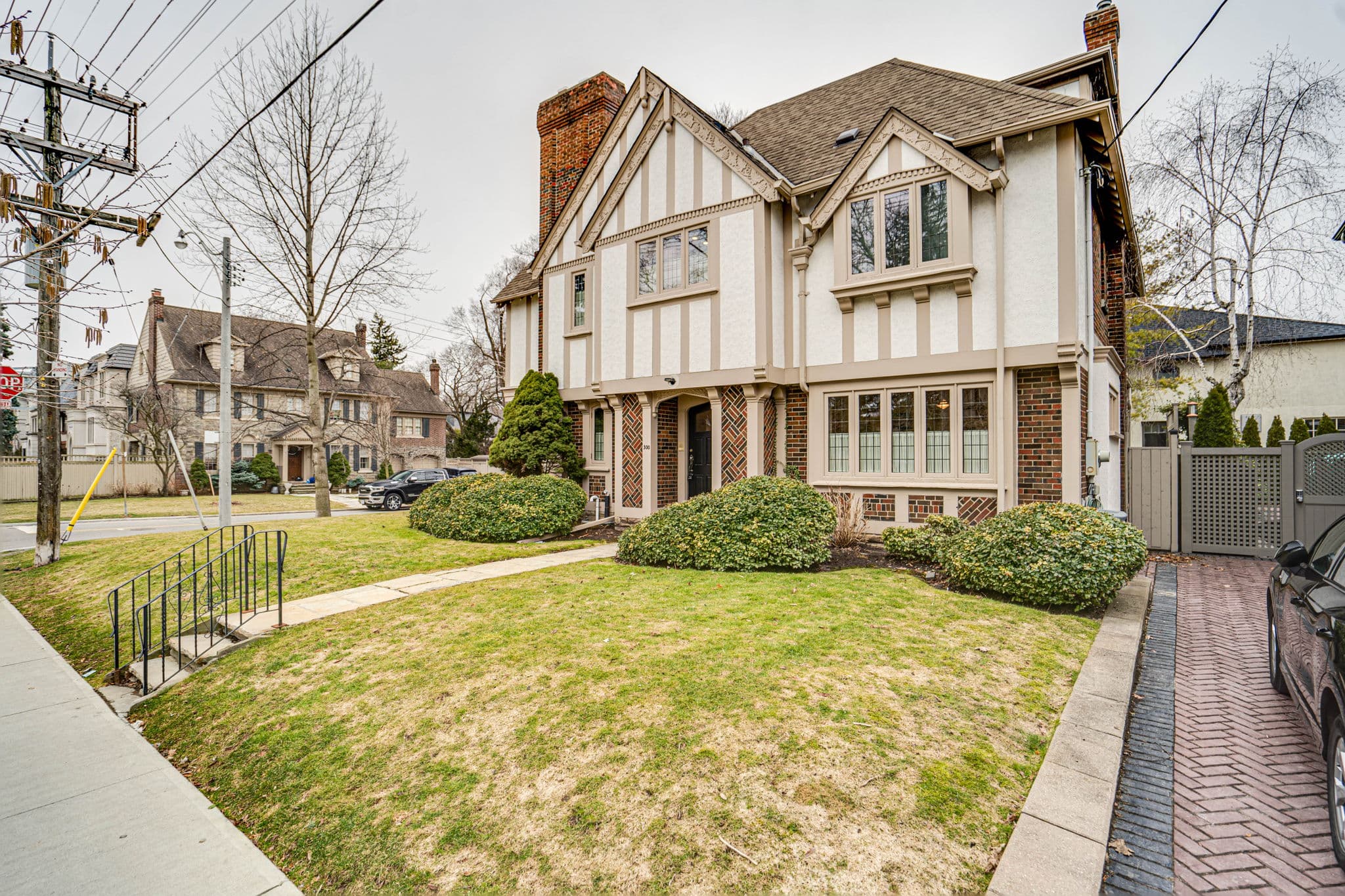 300 Vesta Dr Toronto, ON M5P 3A3