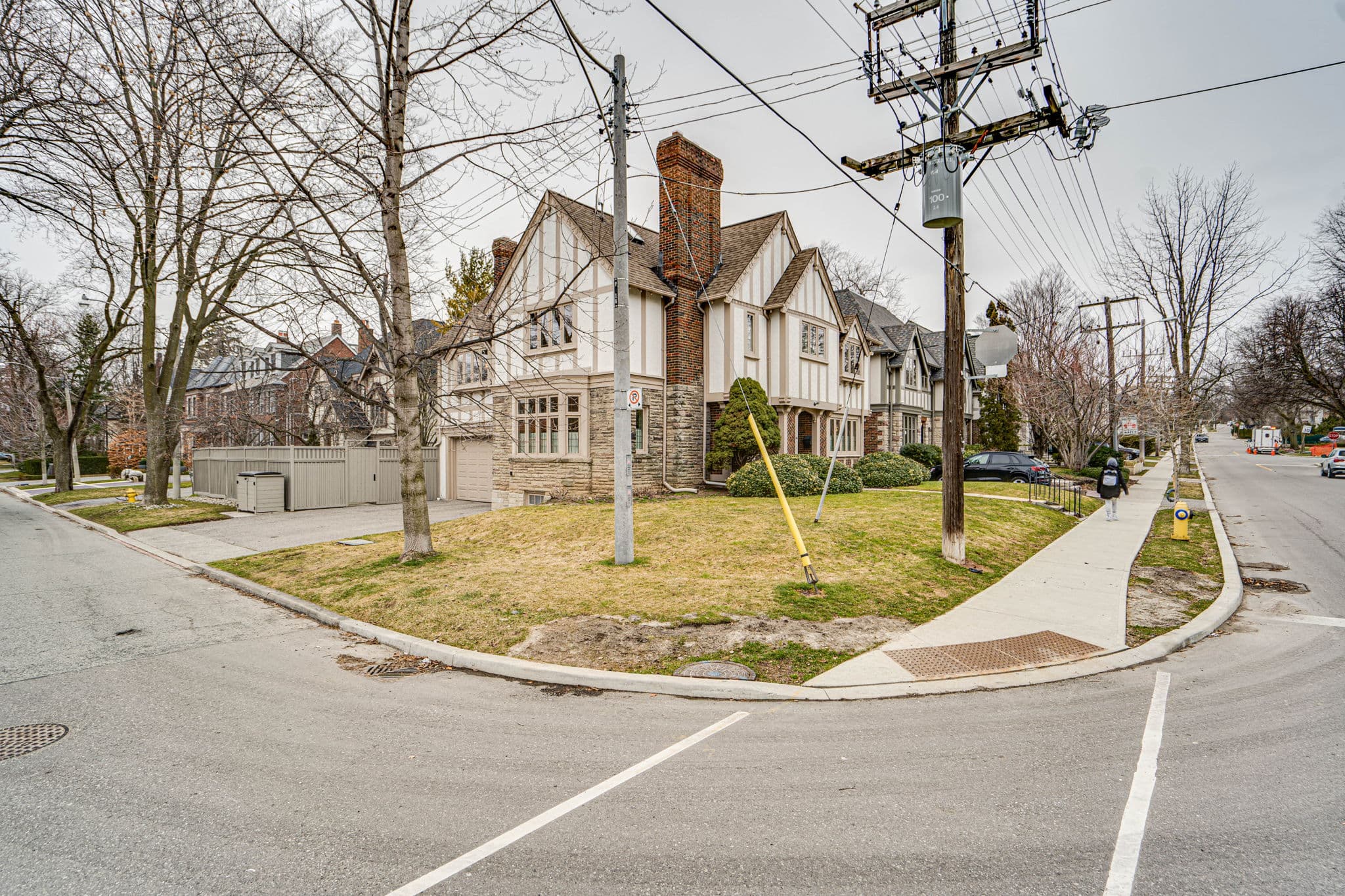 300 Vesta Dr Toronto, ON M5P 3A3