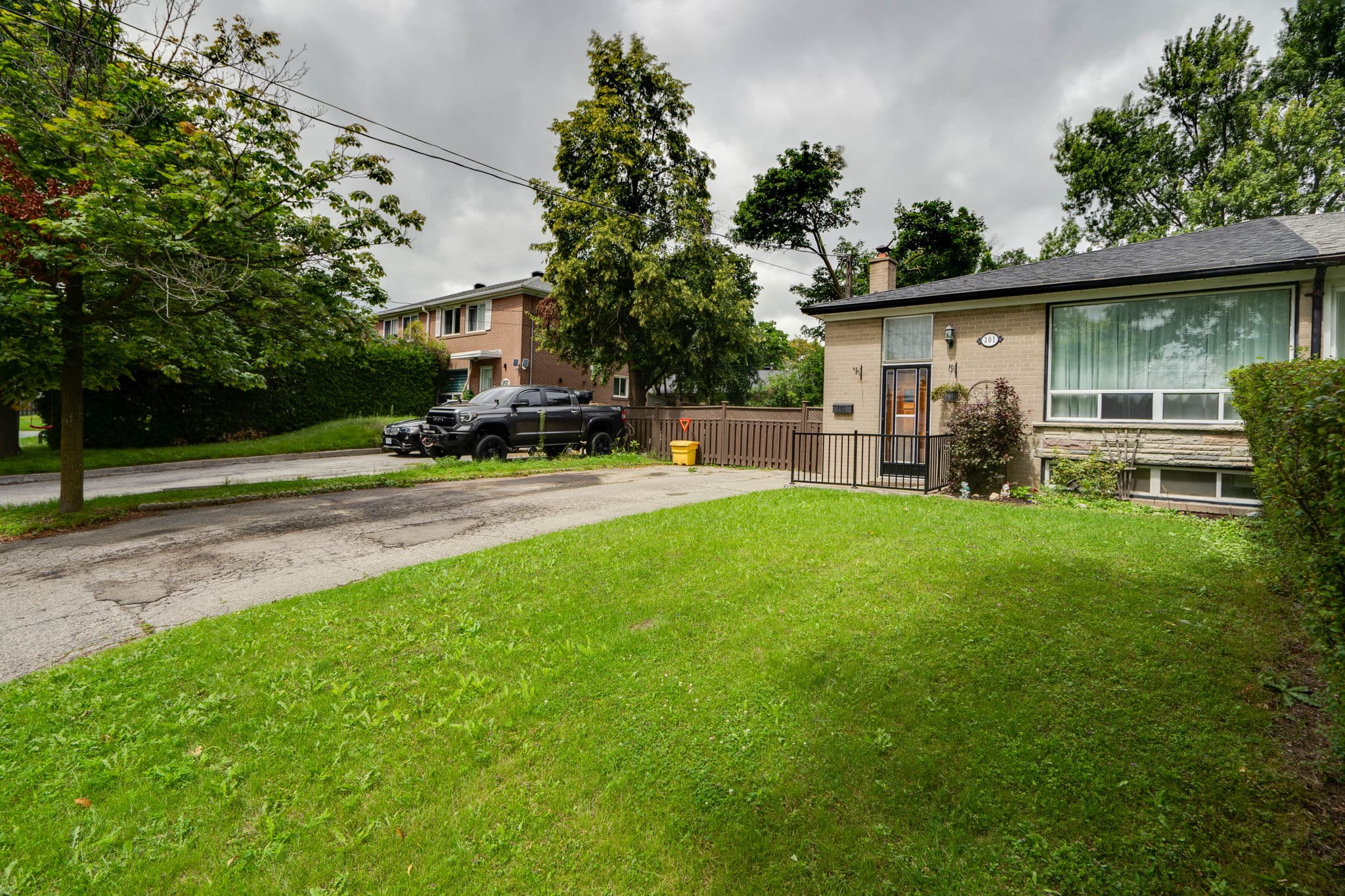 301 Taylor Mills Dr S Richmond Hill, ON L4C 2S8