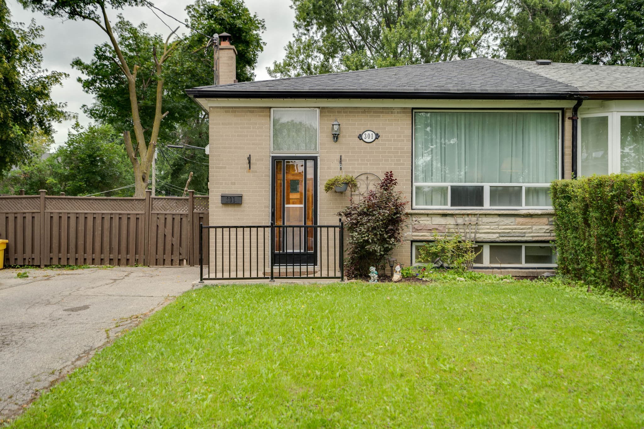 301 Taylor Mills Dr S Richmond Hill, ON L4C 2S8