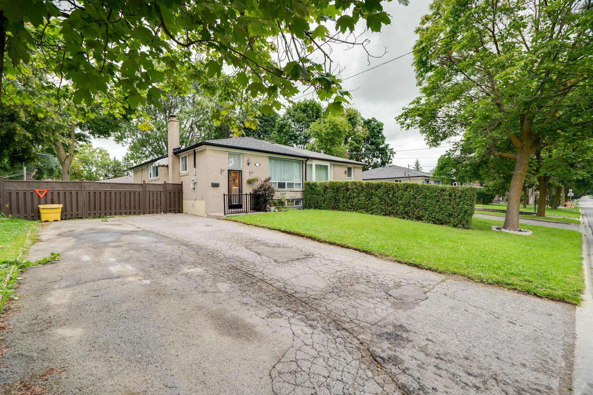 301 Taylor Mills Dr S Richmond Hill, ON L4C 2S8