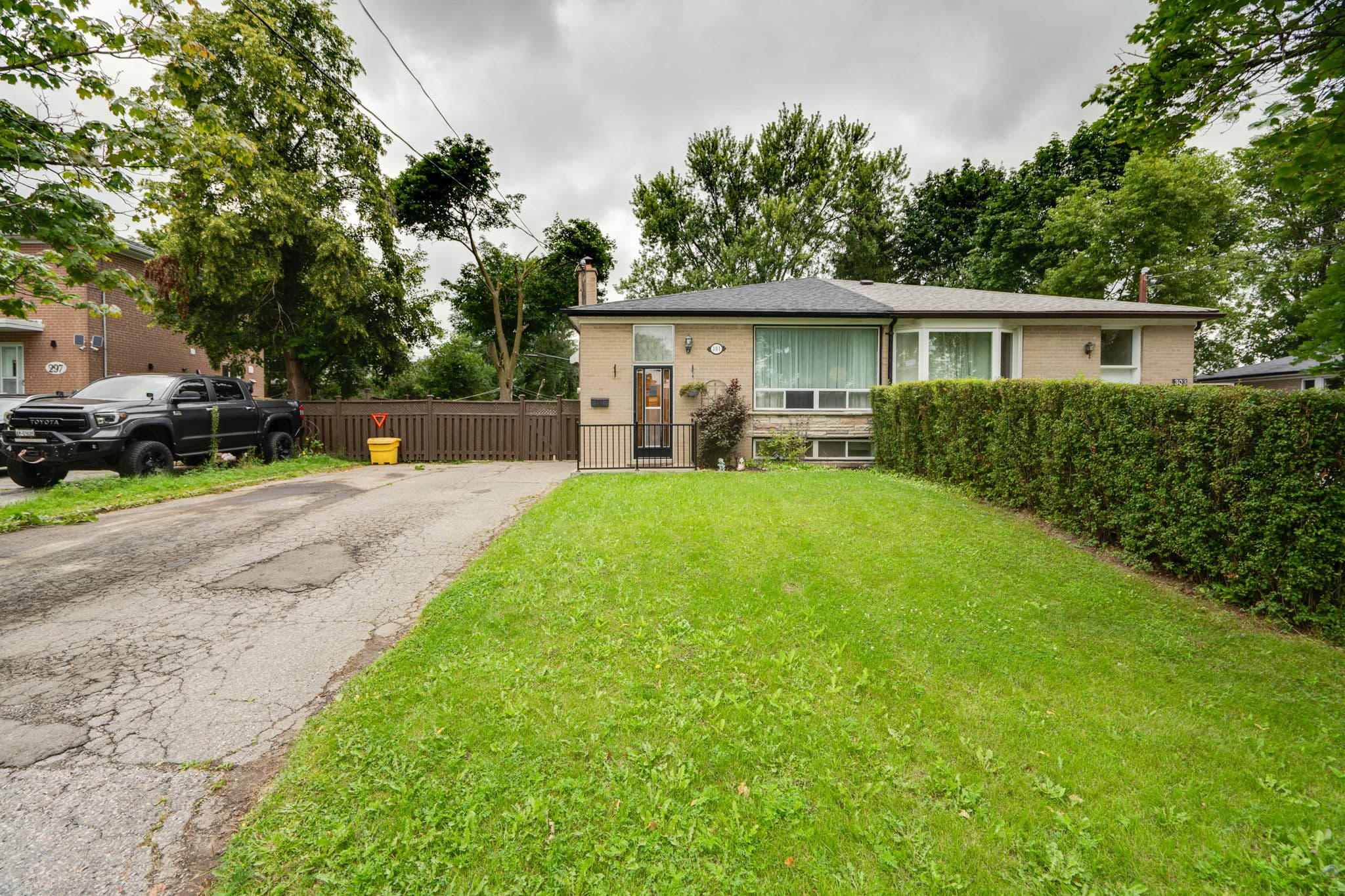 301 Taylor Mills Dr S Richmond Hill, ON L4C 2S8