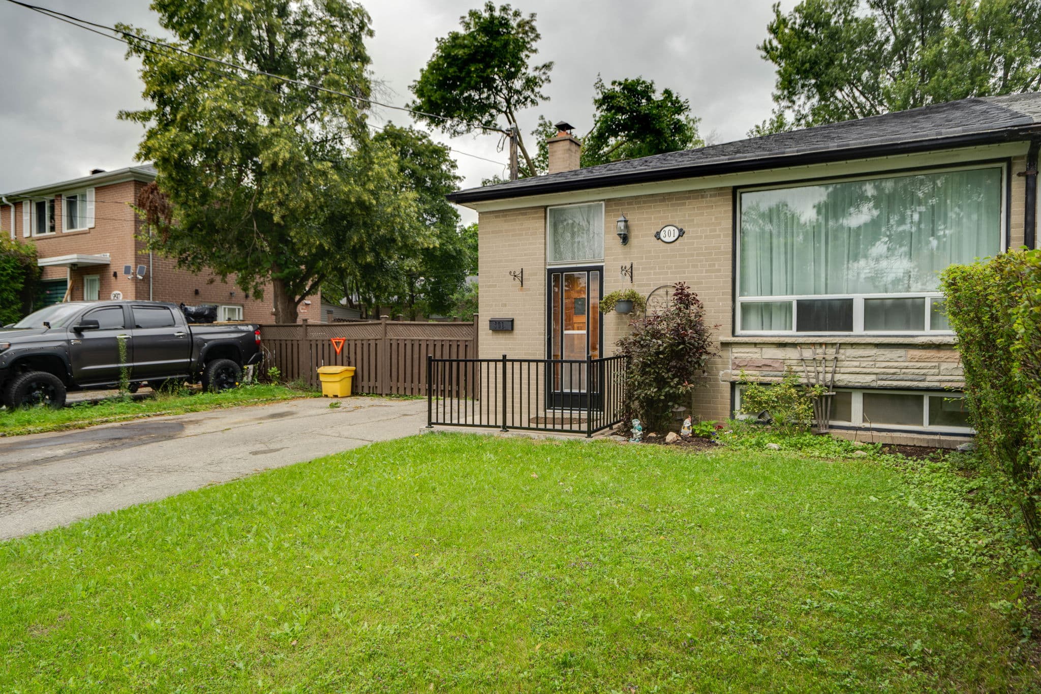 301 Taylor Mills Dr S Richmond Hill, ON L4C 2S8