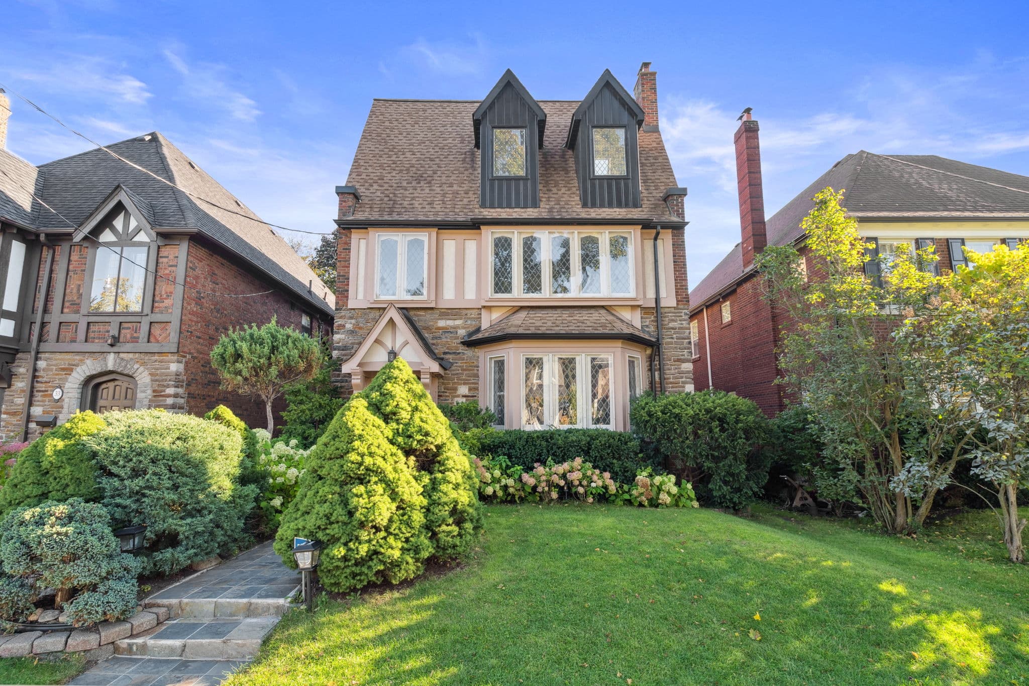 31 Whitehall Rd Toronto, ON M4W 2C5