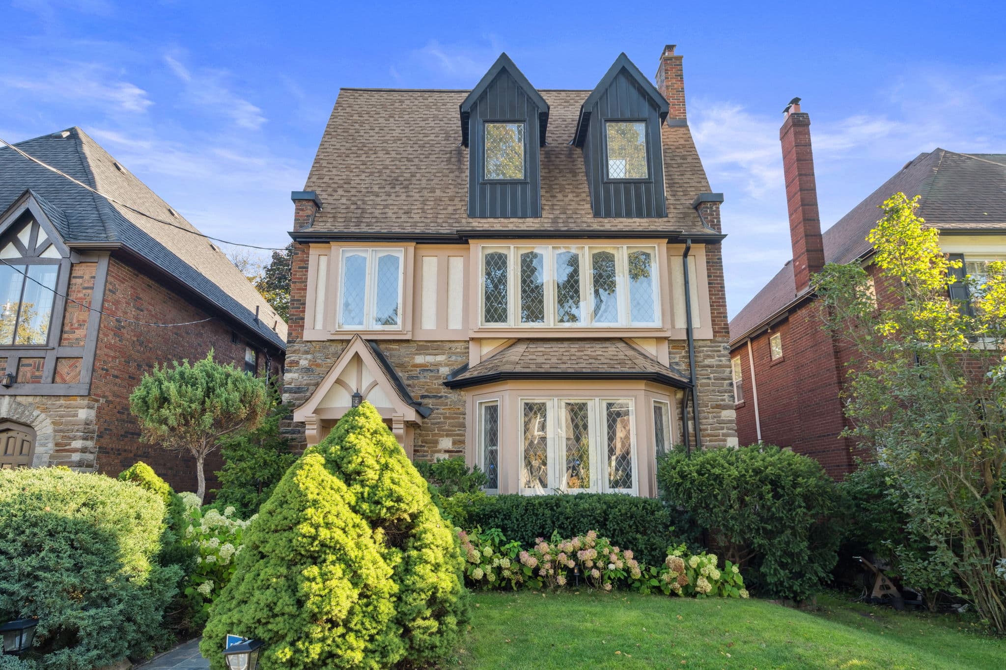 31 Whitehall Rd Toronto, ON M4W 2C5