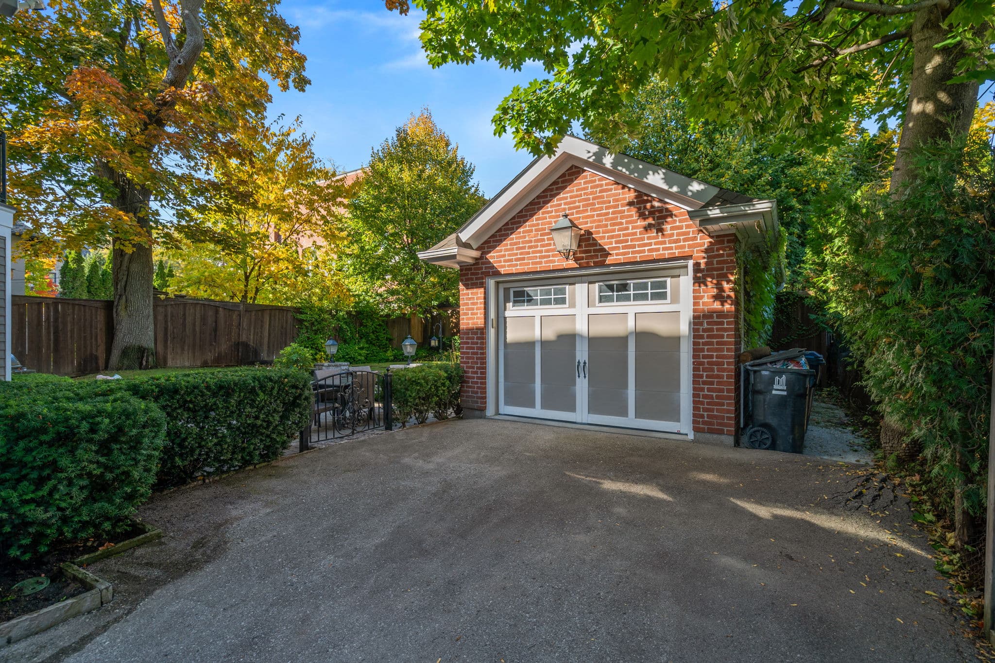 32 Ava Rd Toronto, ON M5P 1Y4