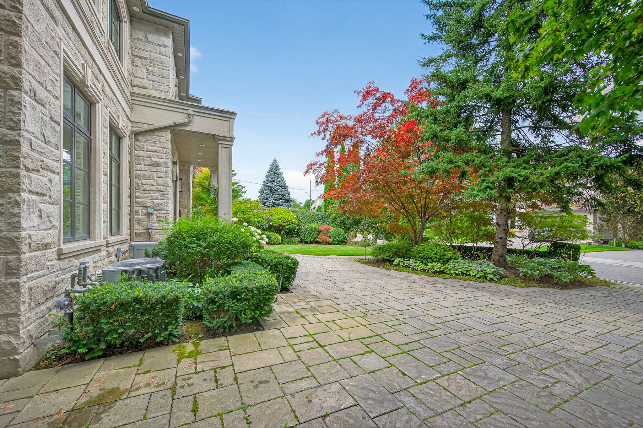 32 Fenn Ave Toronto, ON M2L 1M6