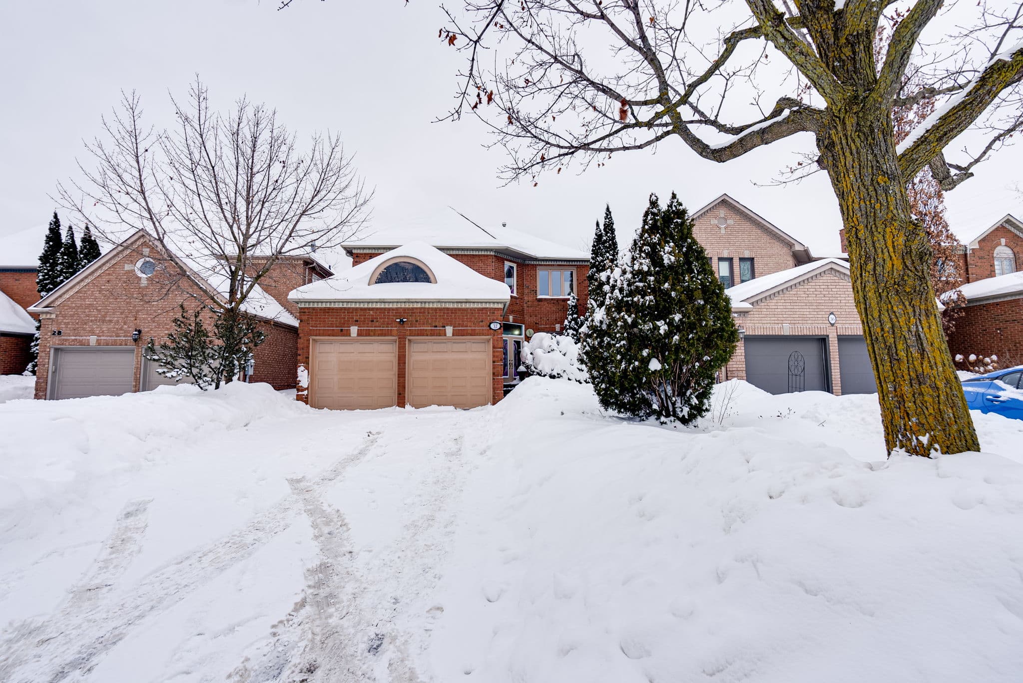 32 Loma Vista Dr Vaughan, ON L4J 7S3