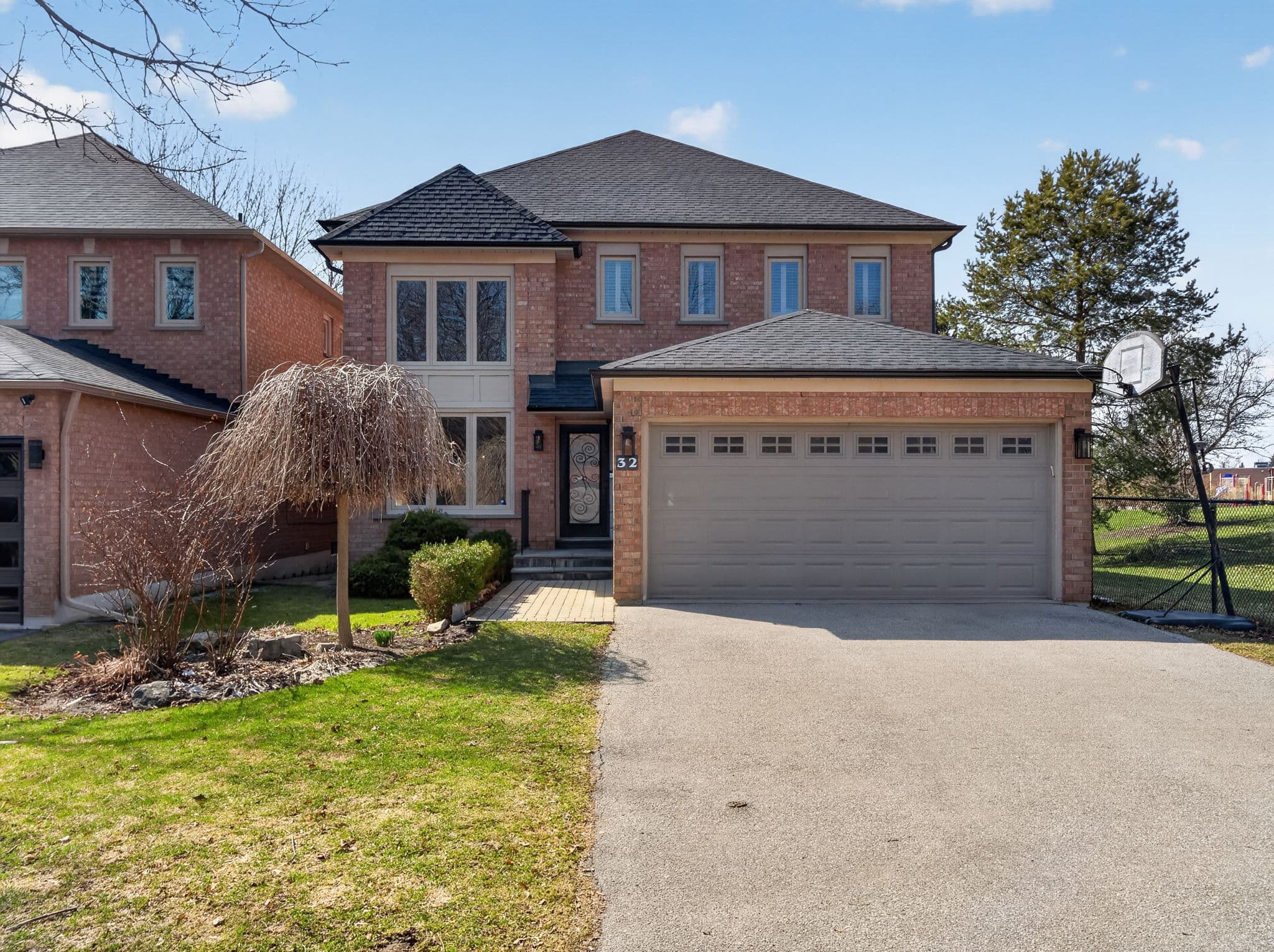 32 Mulholland Dr Vaughan, ON L4J 7T7