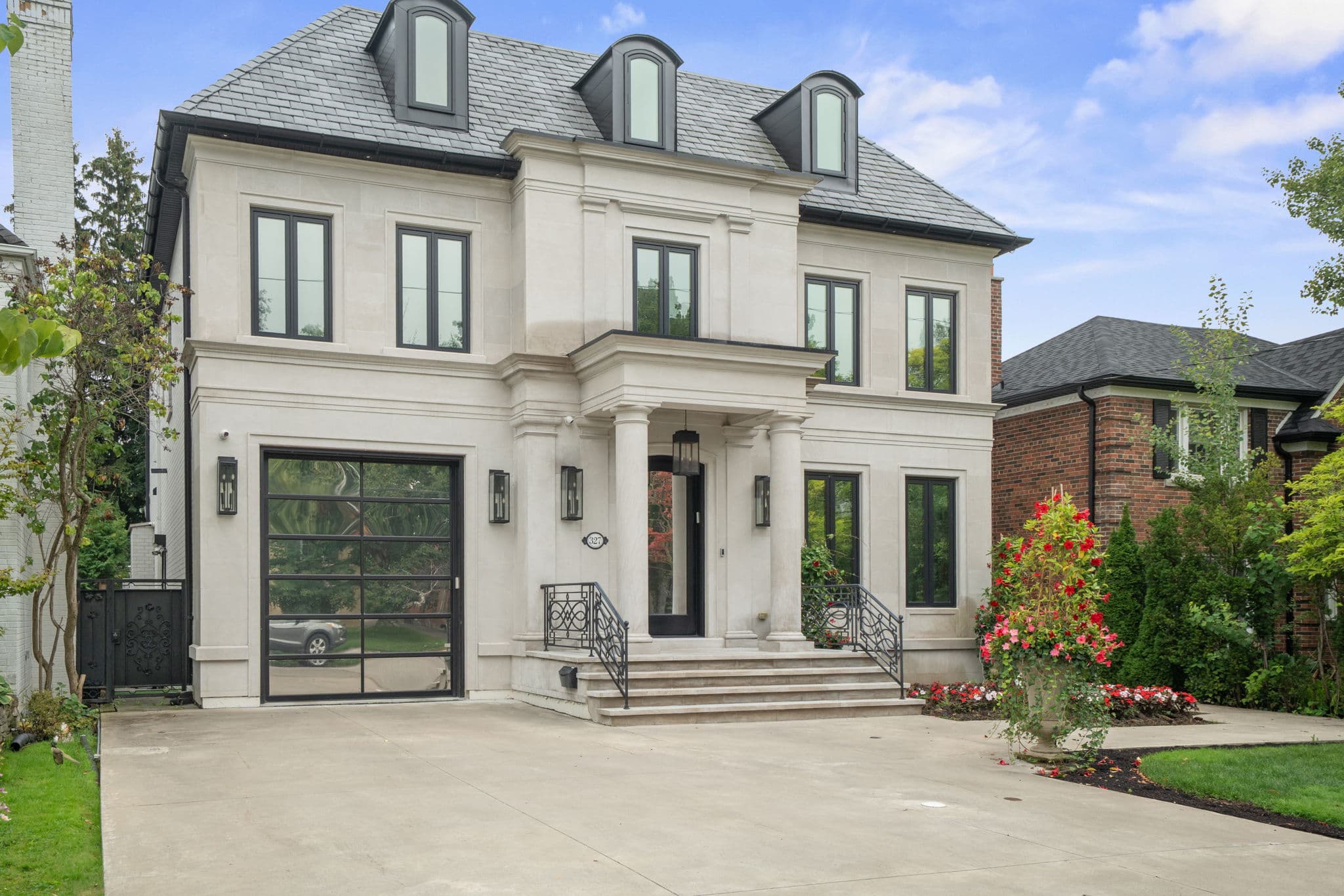 327 Cortleigh Blvd Toronto, ON M5N 1R2