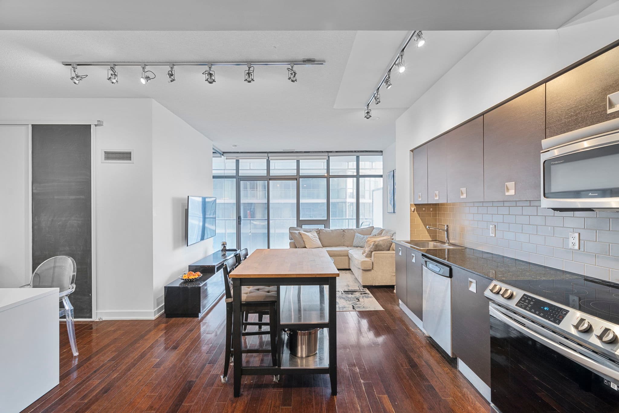 33 Charles St W Unit 1101 Toronto, ON M4Y 1R4